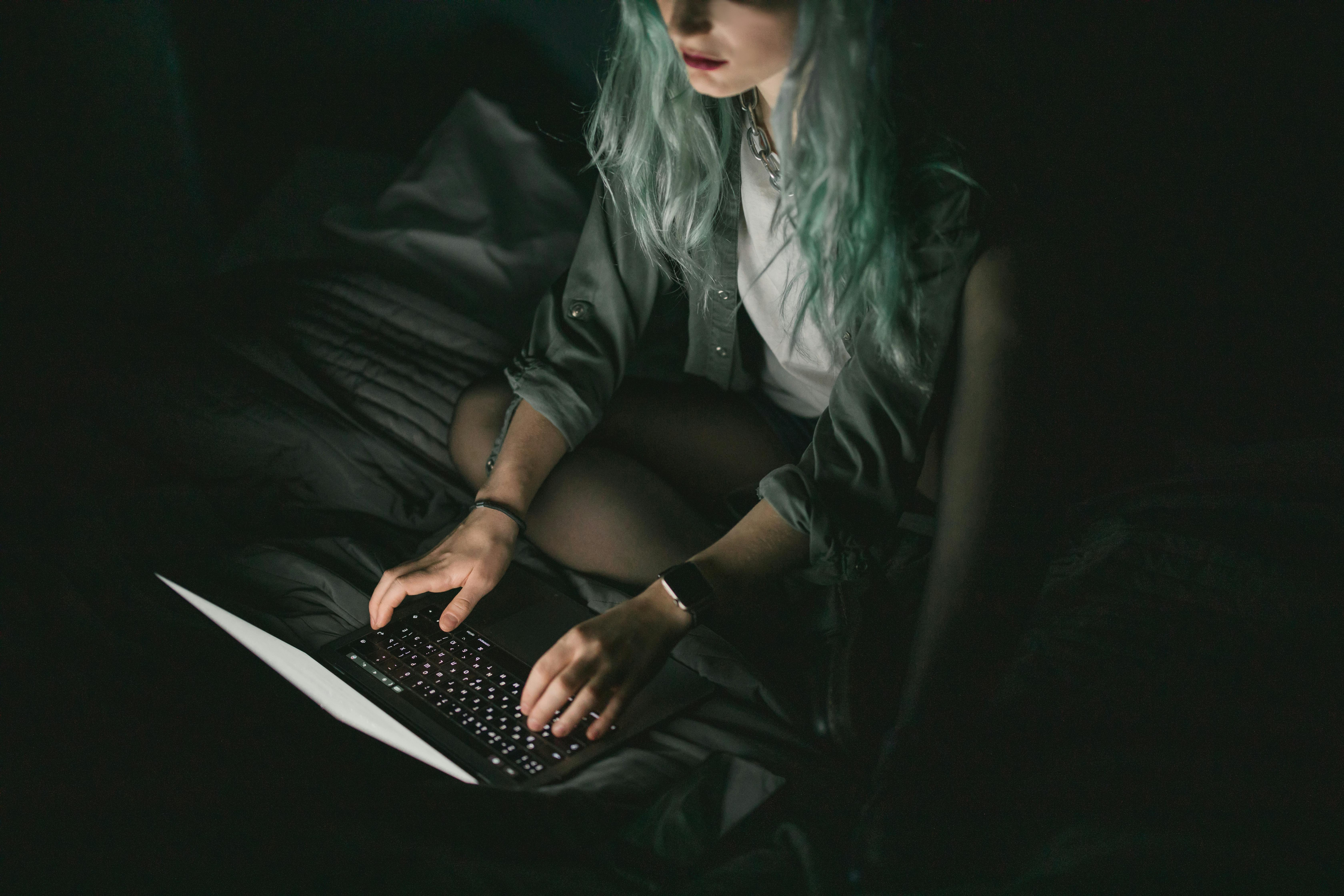 Kobieta korzystająca z laptopa w nocy | Źródło: Pexels