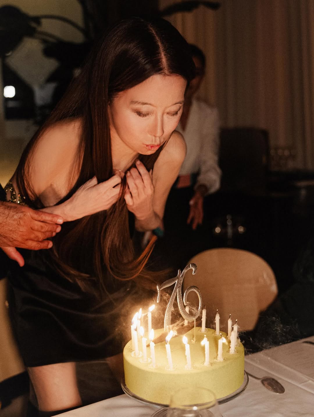 Vera Wang zdmuchuje świeczki na torcie urodzinowym w restauracji Le Relais Plaza w Paryżu we Francji – zdjęcie z jej posta z 29 czerwca 2025 r. | Źródło: Instagram/verawang