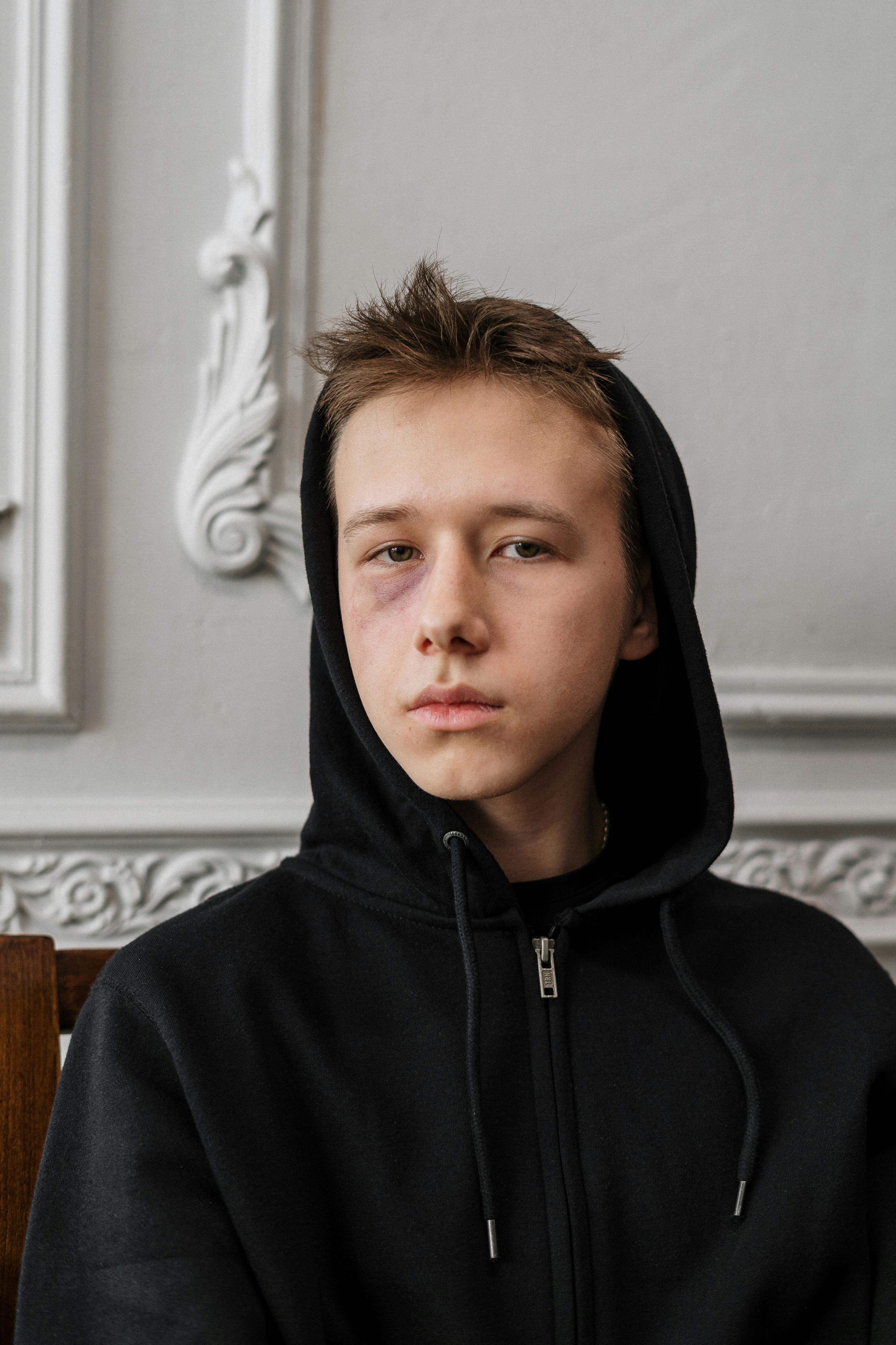 Smutny młody chłopiec | Źródło: Pexels