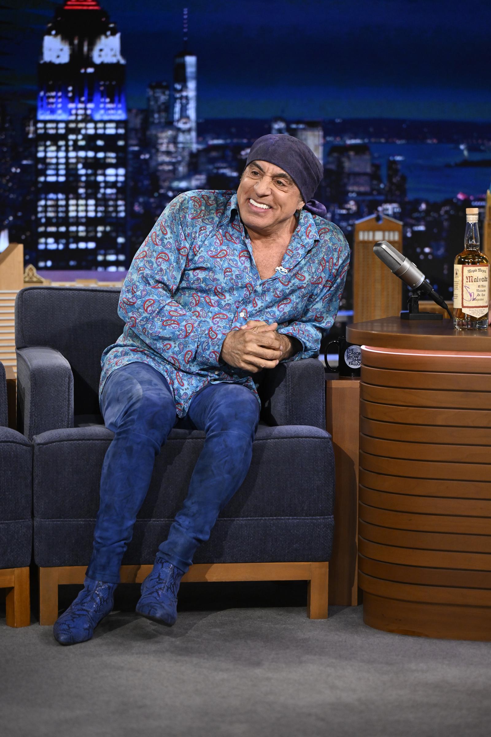 Steven Van Zandt został wprowadzony do Rock and Roll Hall of Fame razem z zespołem E Street Band. Podczas tego nagrania udzielił wywiadu w programie
