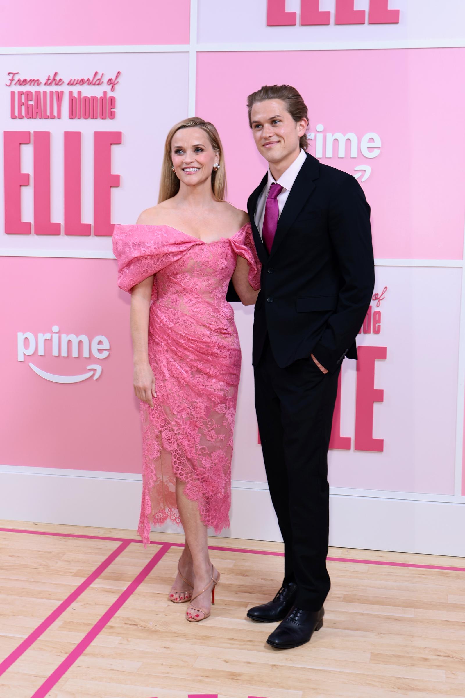 Reese Witherspoon i Deacon Phillippe pozują podczas gali w 2026 roku