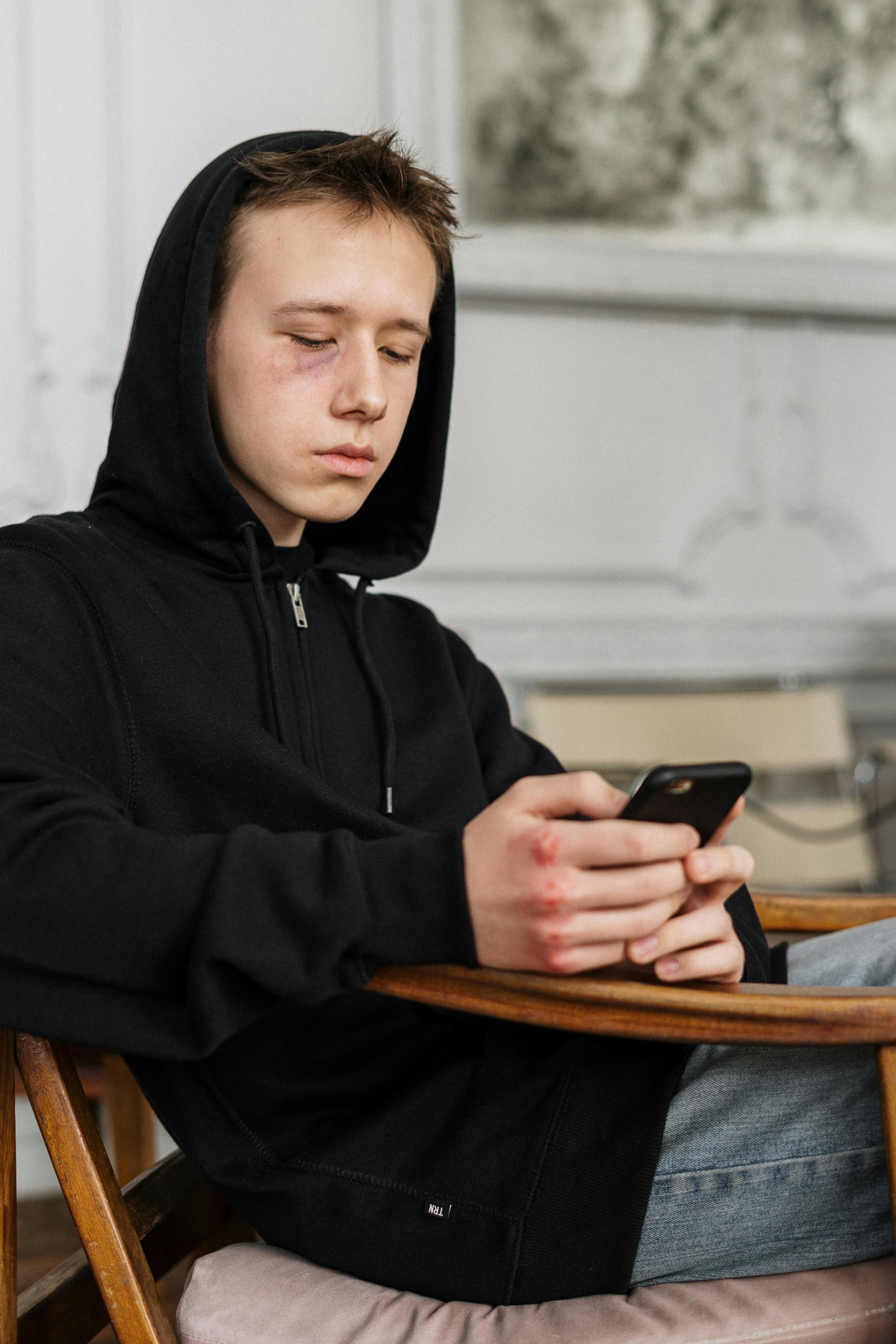 Chłopiec na telefonie | Źródło: Pexels