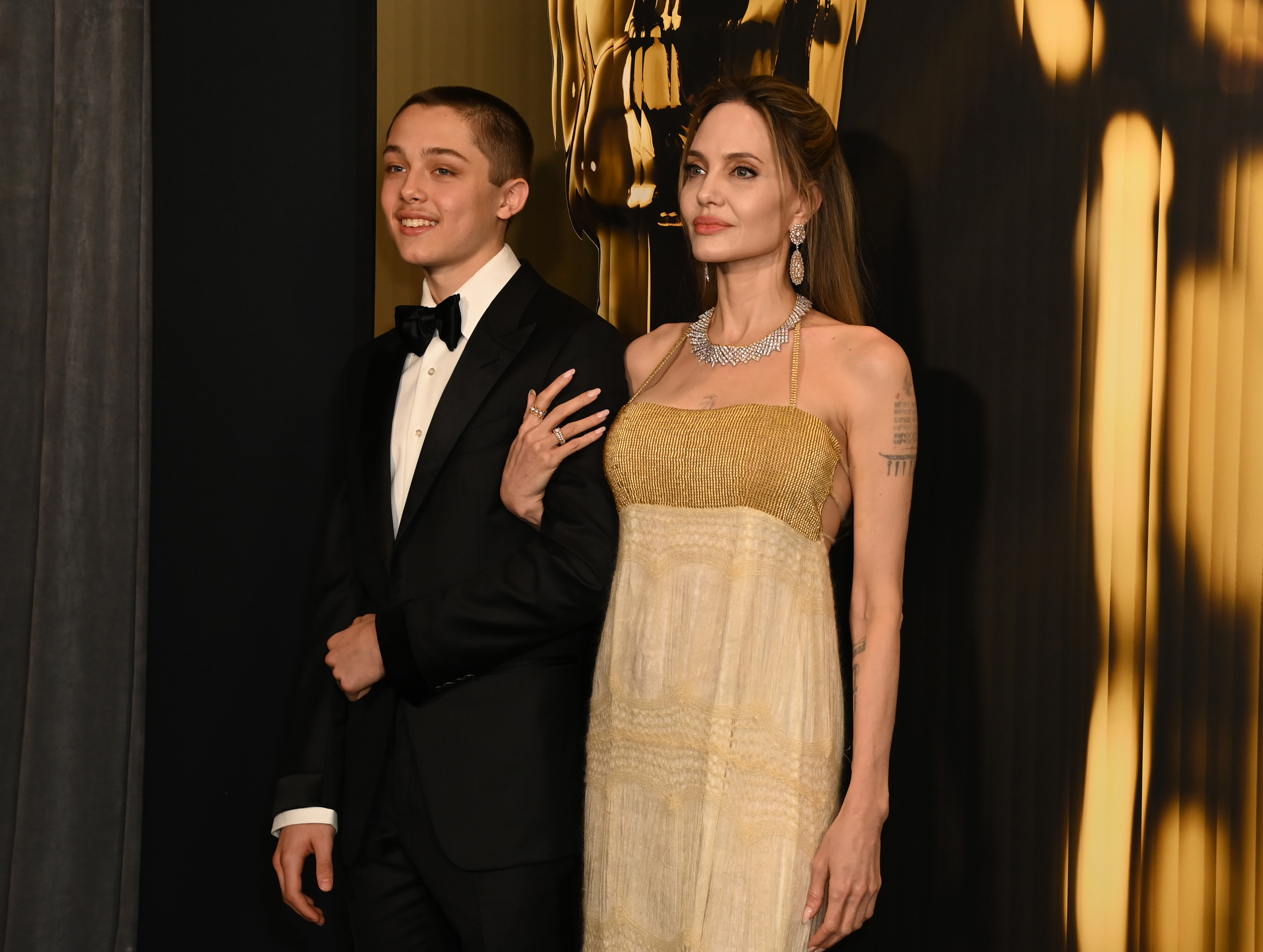 Knox Jolie-Pitt i Angelina Jolie na gali Governors Awards 2024 w Hollywood, Kalifornia, 17 listopada 2024 r. | Getty Images