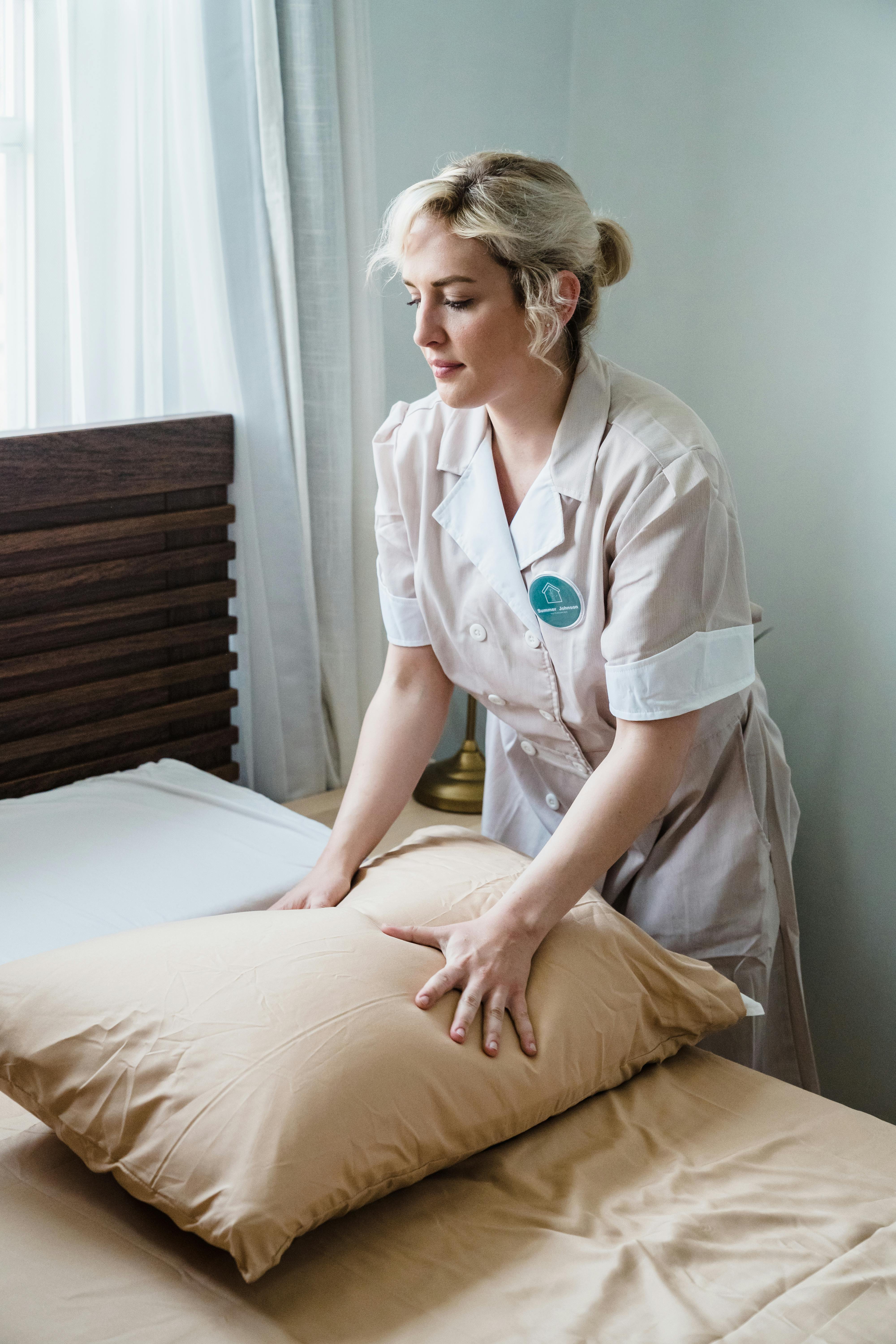 Pokojówka hotelowa trzymająca poduszkę | Źródło: Pexels