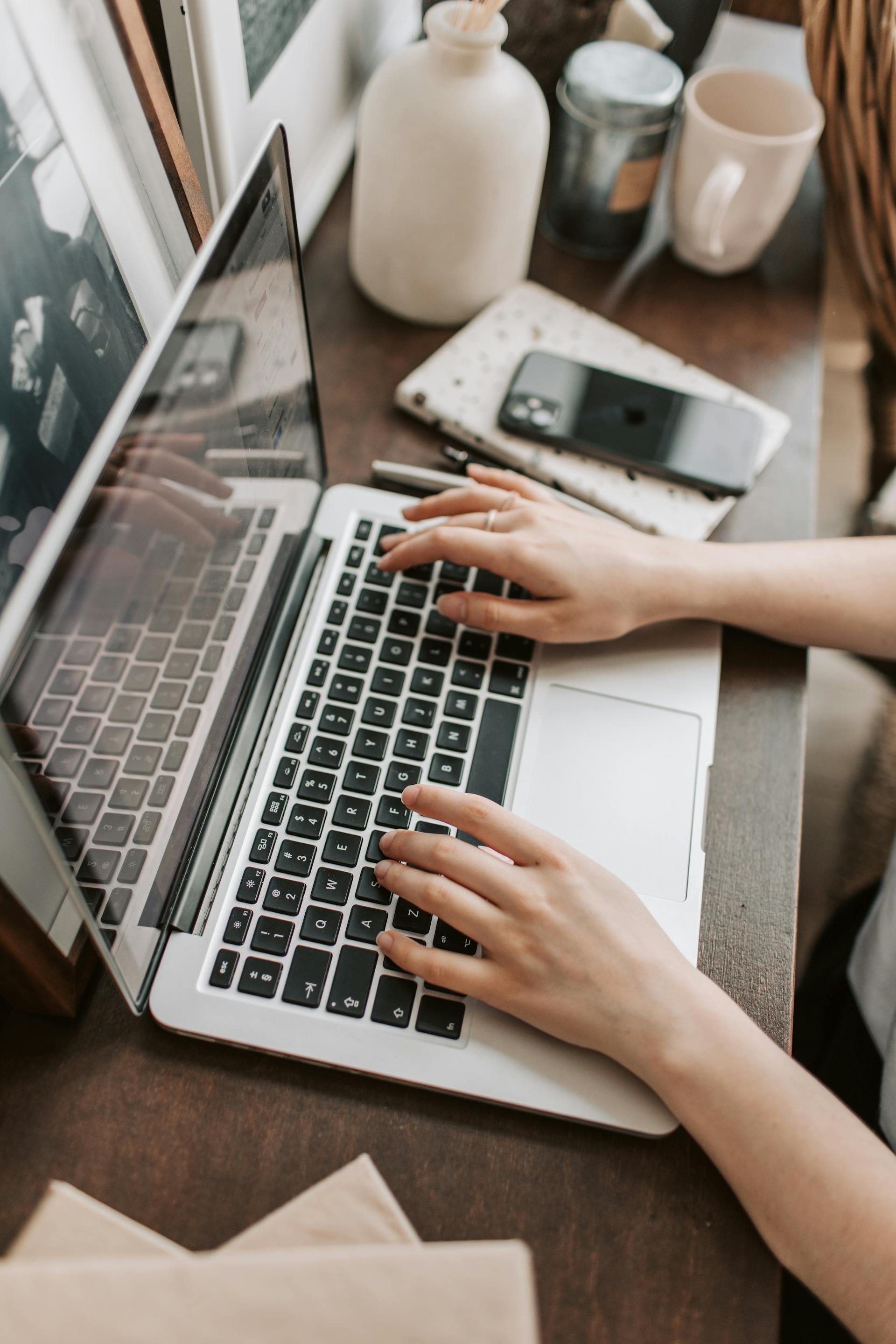 Osoba korzystająca z laptopa | Źródło: Pexels