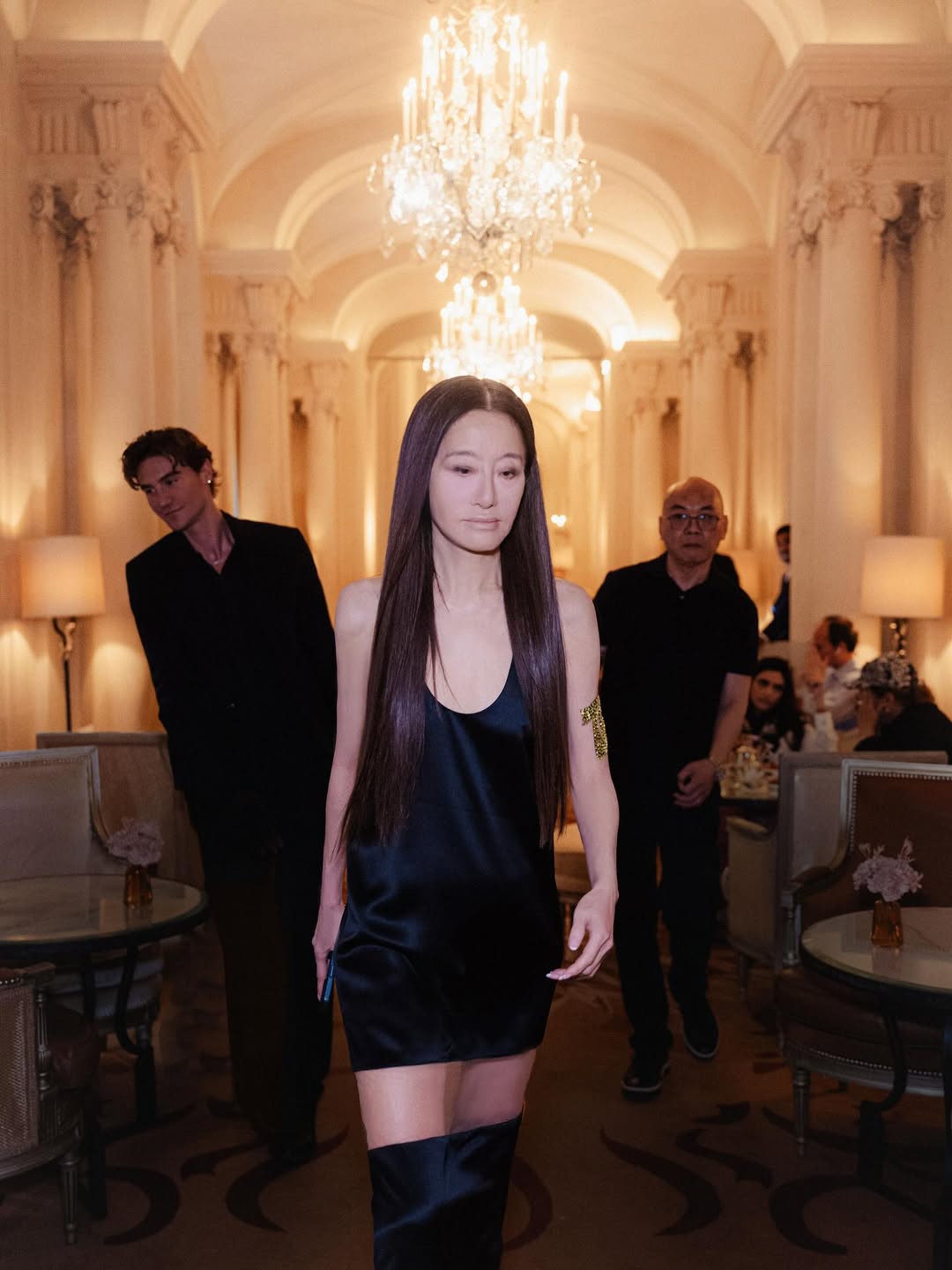 Vera Wang wchodząca do restauracji Le Relais Plaza w Paryżu we Francji – zdjęcie z jej wpisu z 28 czerwca 2025 r. | Źródło: Instagram/verawang