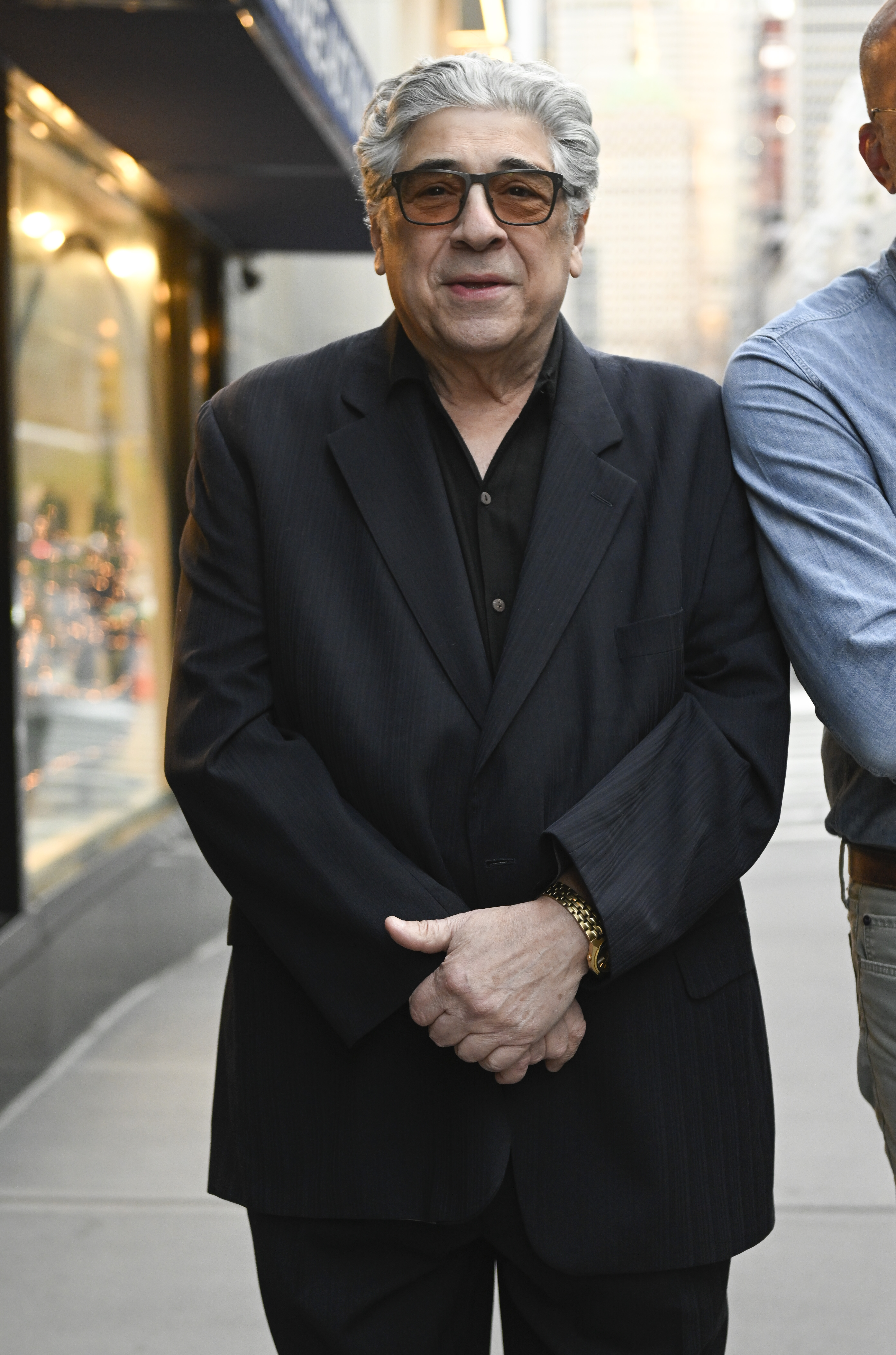 Vincent Pastore niedawno odszedł. Na tym zdjęciu pozuje podczas aukcji „Greatest Auction of Television History” zorganizowanej przez Heritage Auctions 18 maja 2023 roku w Nowym Jorku, w stanie Nowy Jork. | Źródło: Getty Images