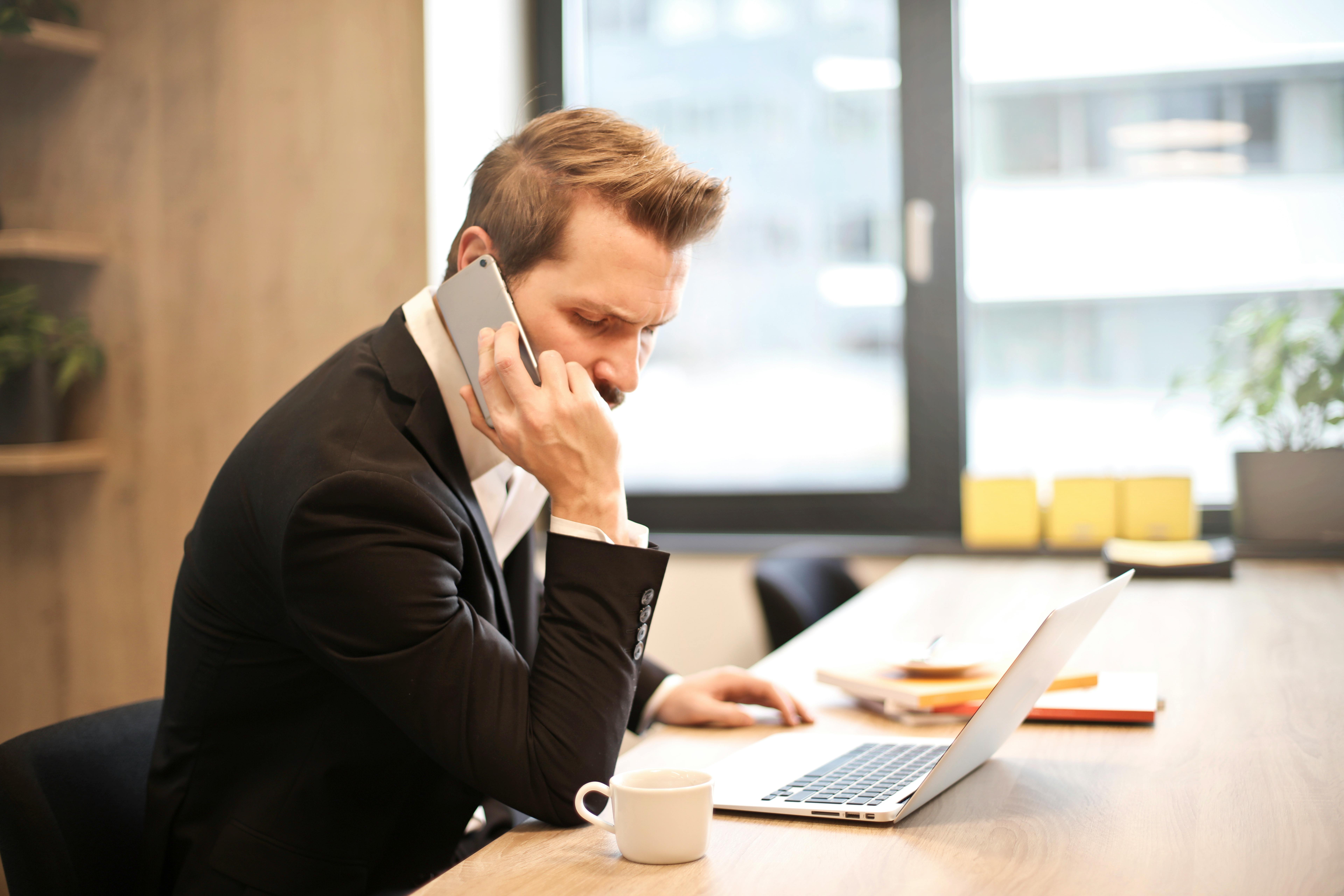 Facet rozmawia przez telefon w swoim biurze | Źródło: Pexels