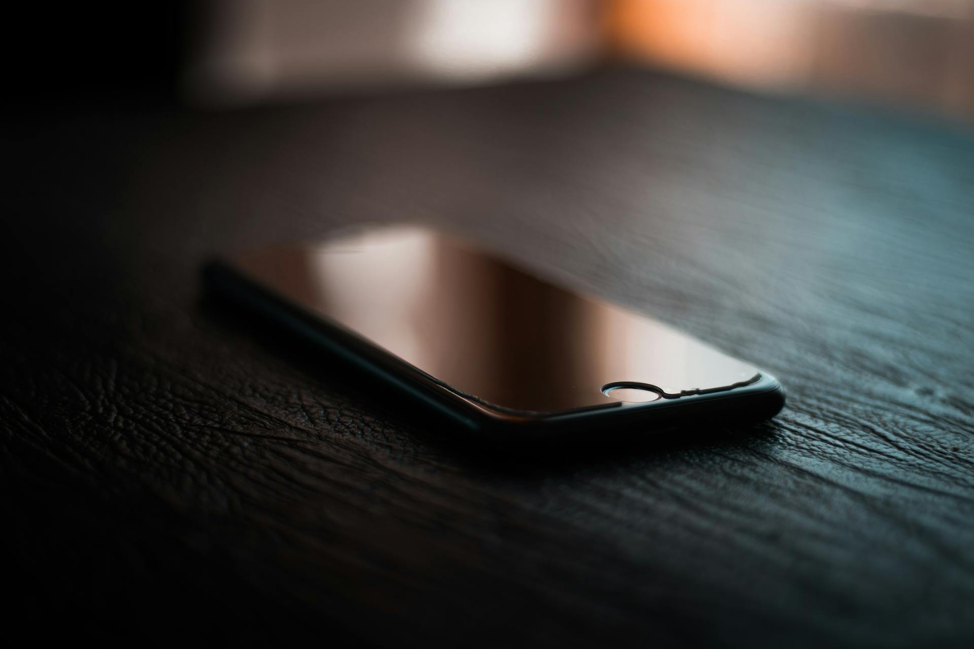 Telefon na stole | Źródło: Pexels