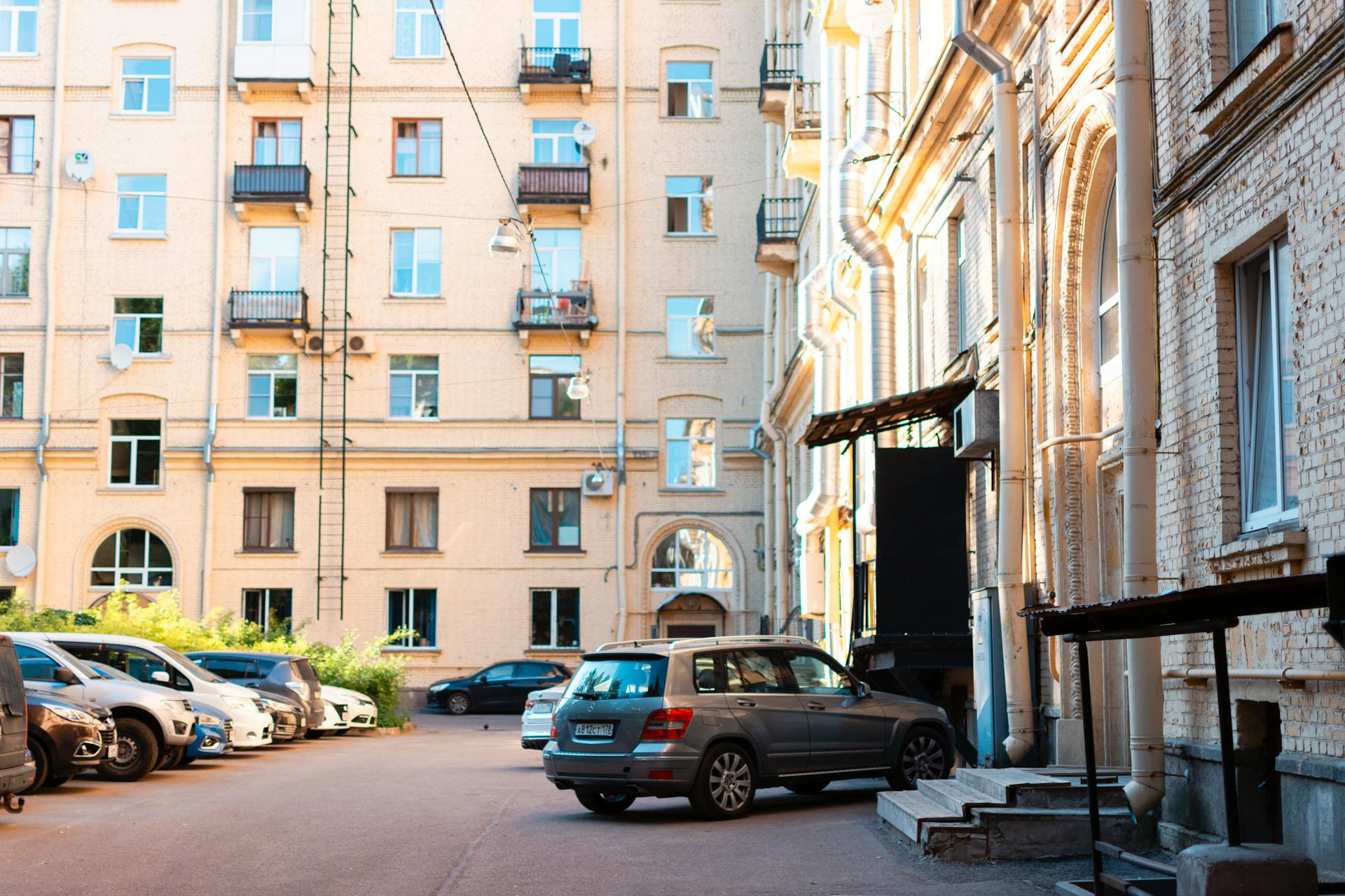 Parking przy kompleksie mieszkaniowym | Źródło: Pexels