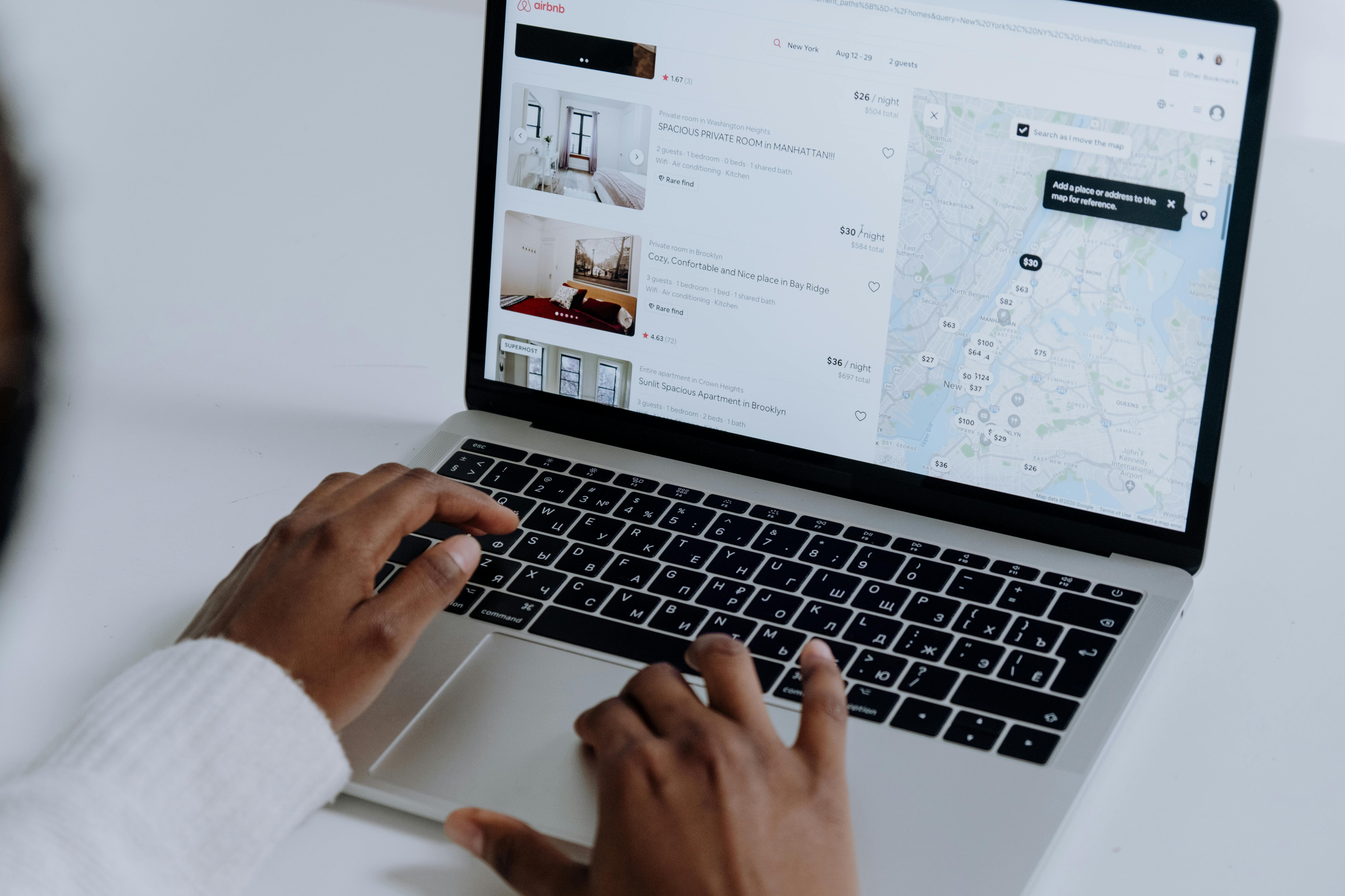 Osoba korzystająca z laptopa | Źródło: Pexels