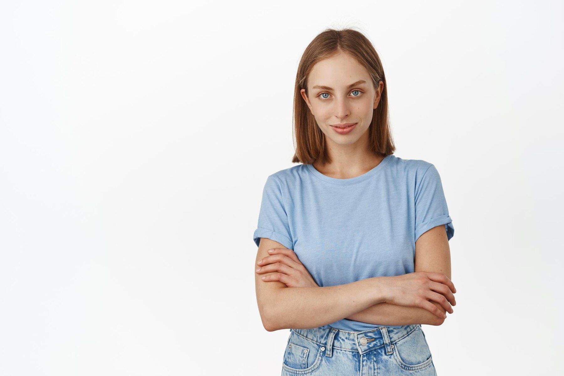 Młoda kobieta ze skrzyżowanymi rękami | Źródło: Freepik