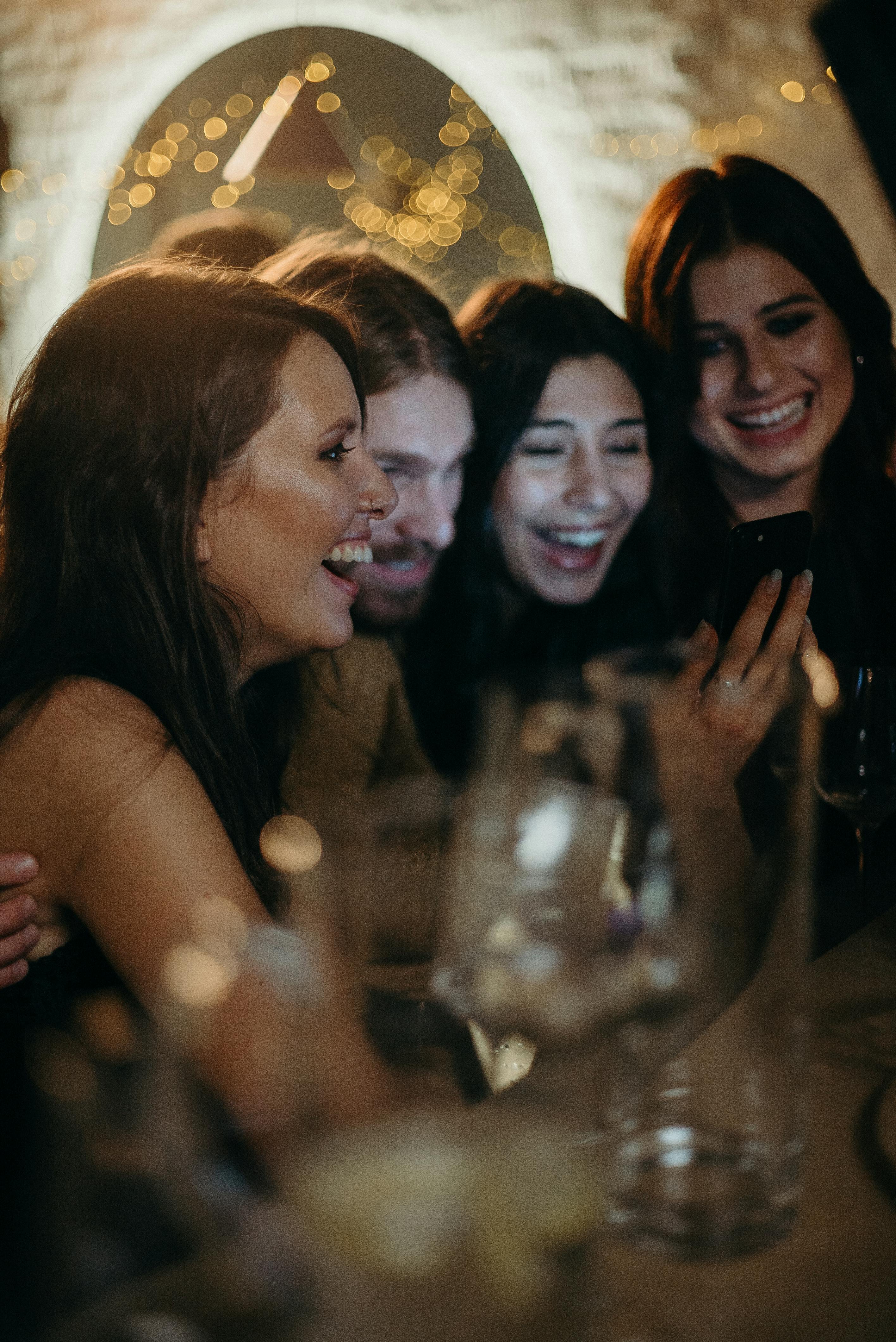 Goście zbierają się w kuchni | Źródło: Pexels