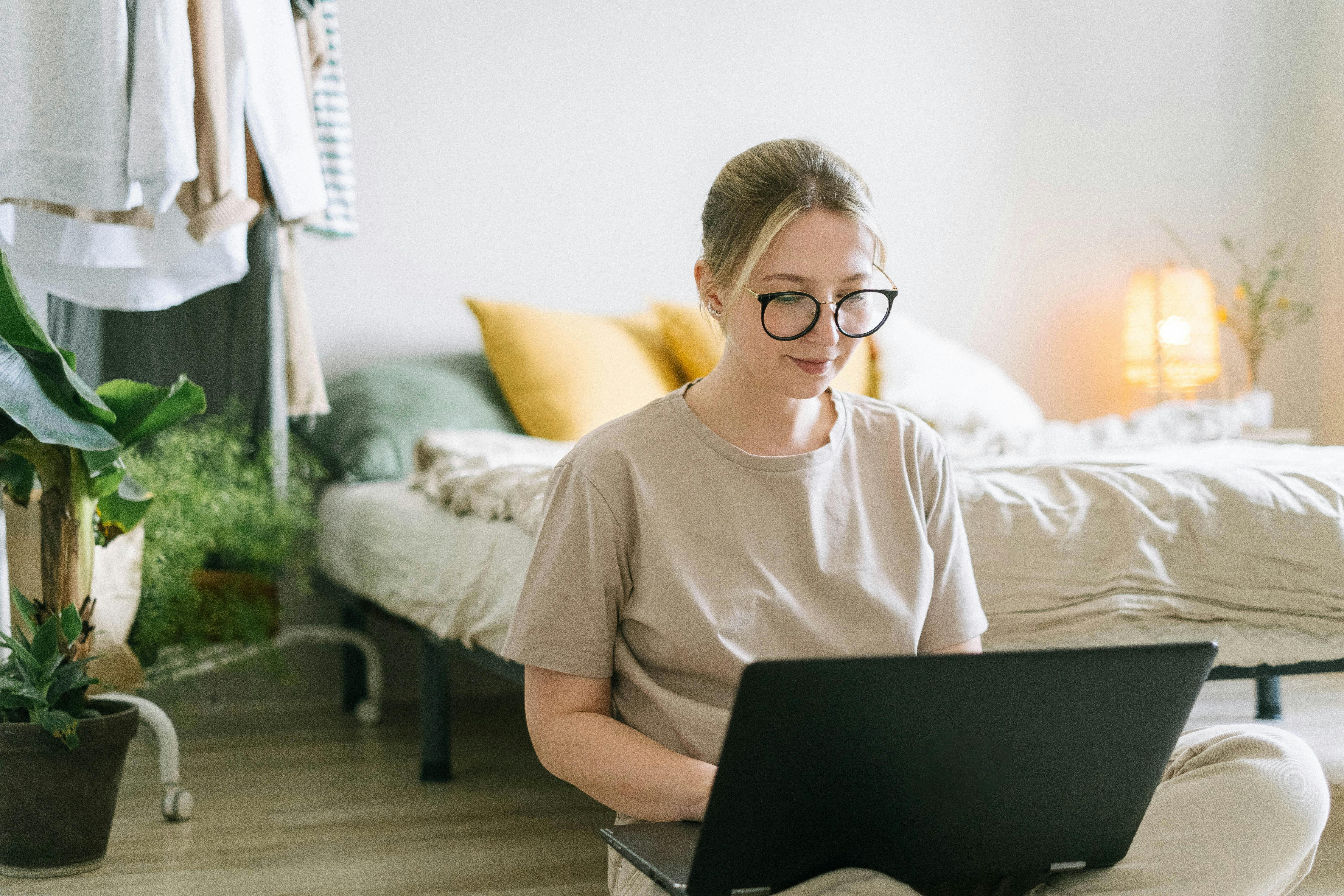 Kobieta pracująca w domu | Źródło: Pexels