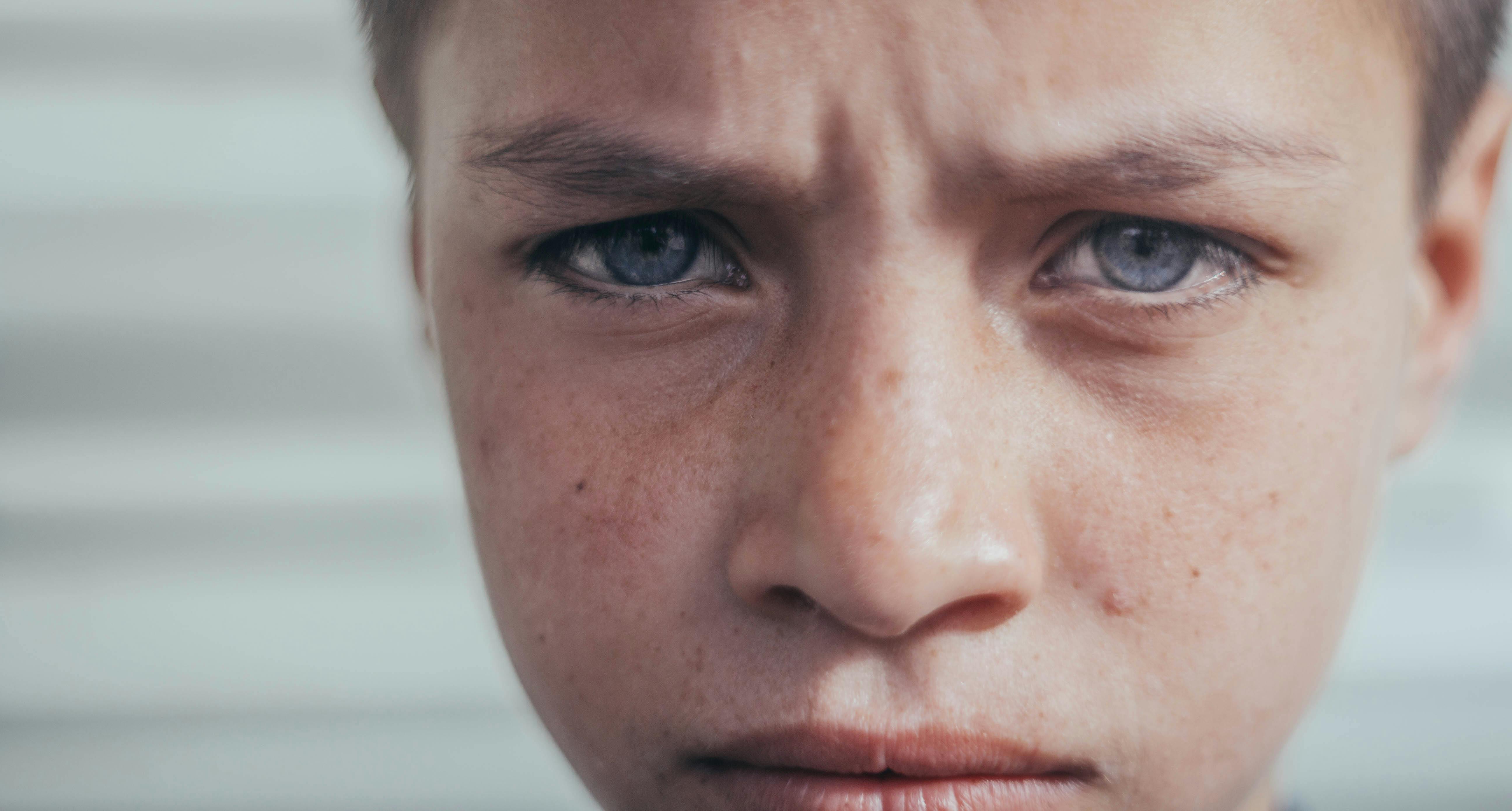 Poważna twarz chłopca | Źródło: Pexels