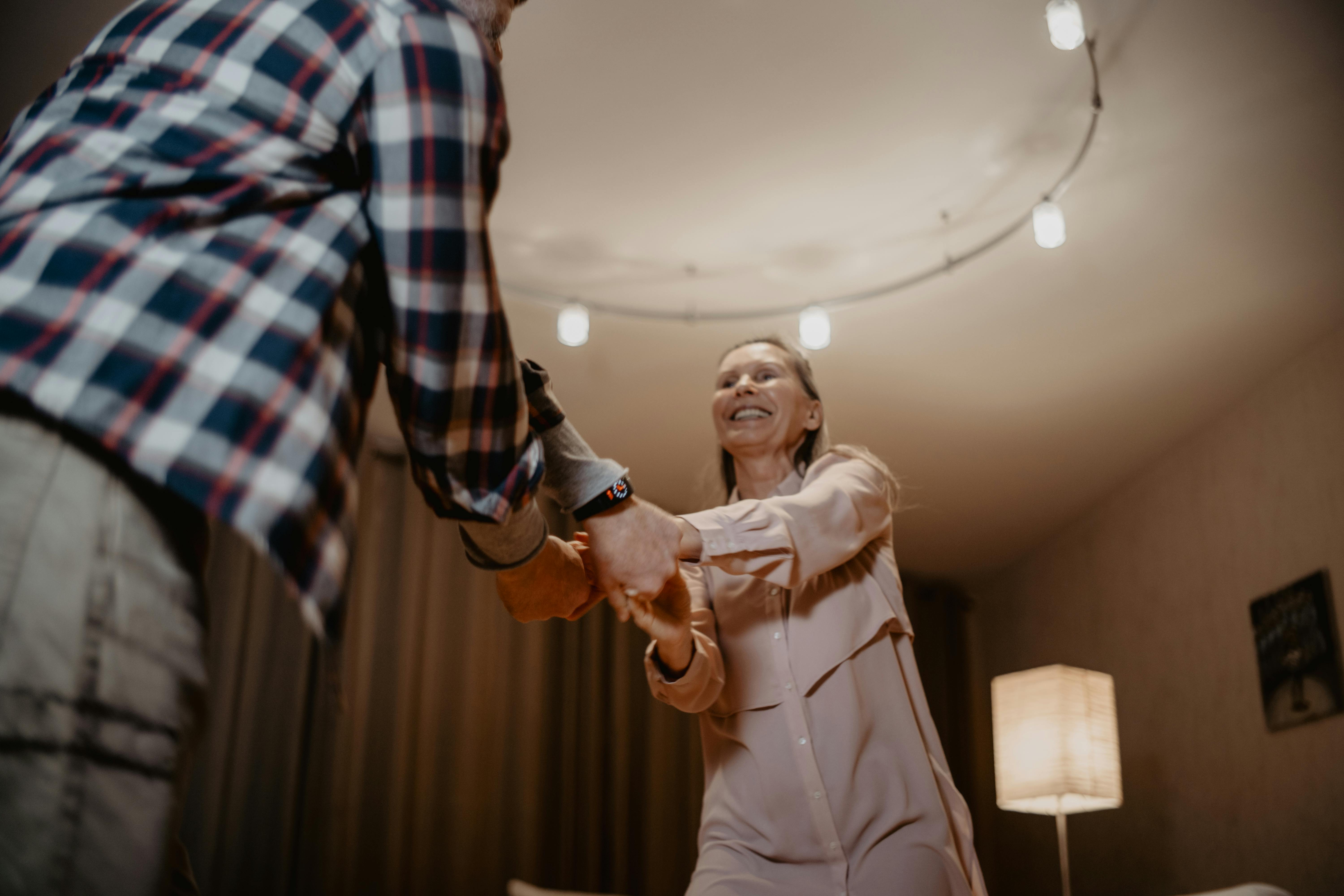 Para tańcząca razem w salonie | Źródło: Pexels