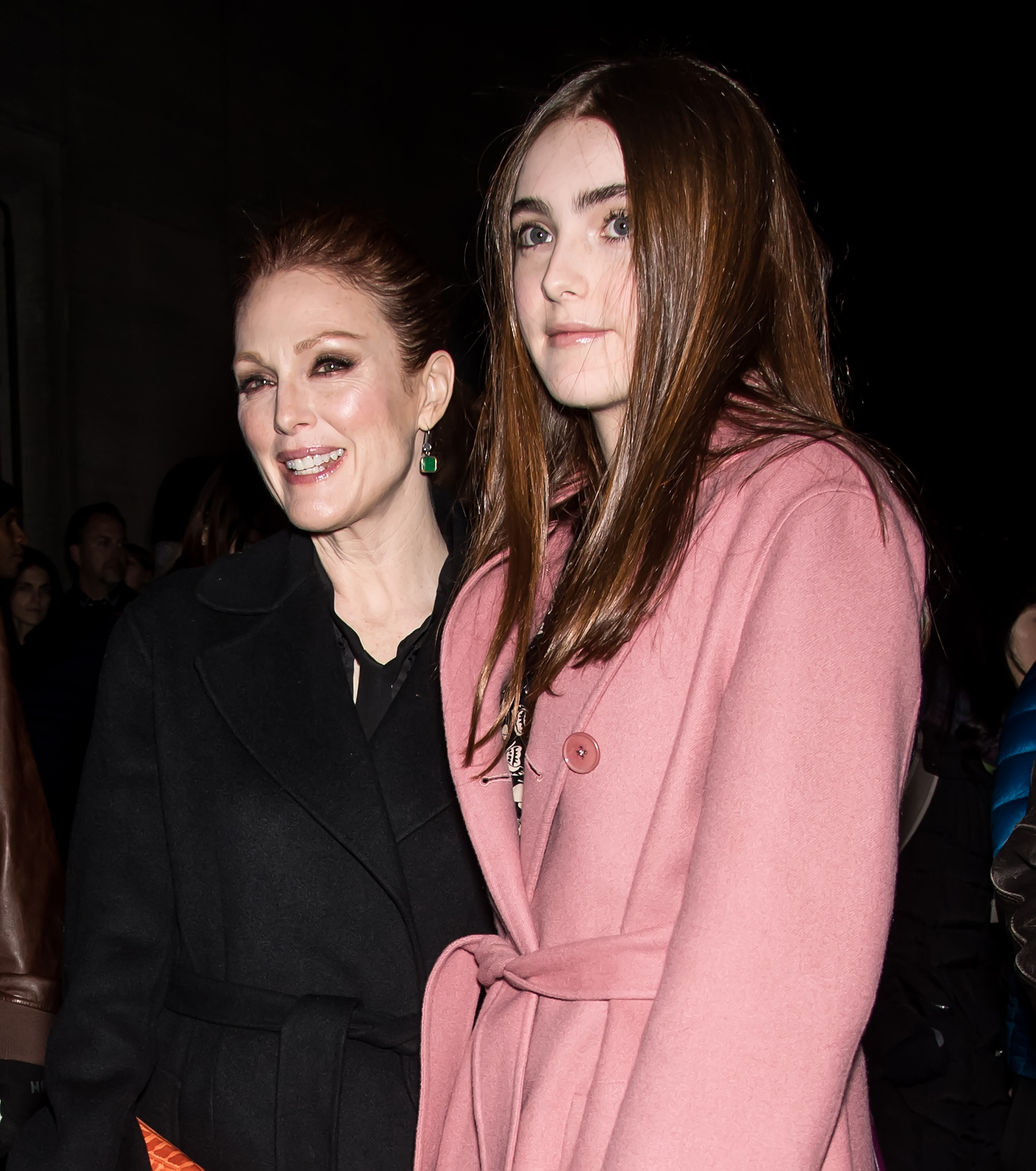Na zdjęciu widać Julianne Moore i Liv Freundlich przybywające na pokaz mody Bottega Veneta podczas Tygodnia Mody w Nowym Jorku, który odbył się 9 lutego 2018 r. w Nowym Jorku, w siedzibie Giełdy Papierów Wartościowych w Nowym Jorku | Źródło: Getty Images