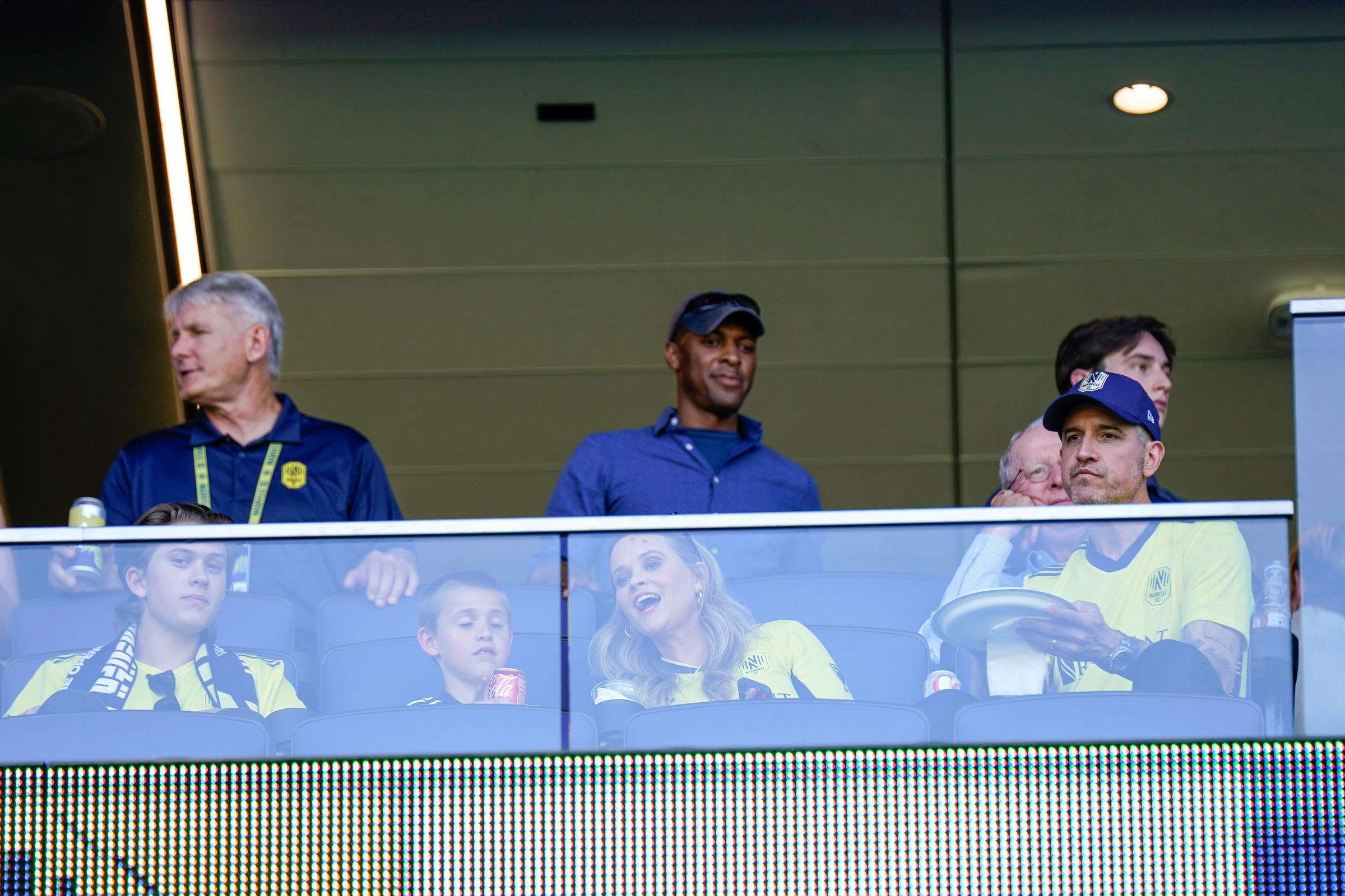 Reese Witherspoon ogląda pierwszy mecz domowy Nashville SC razem z Deaconem Phillippe’em, Tennessee Toth i Jimem Toth z loży na stadionie GEODIS Park w Nashville. | Źródło: Getty Images