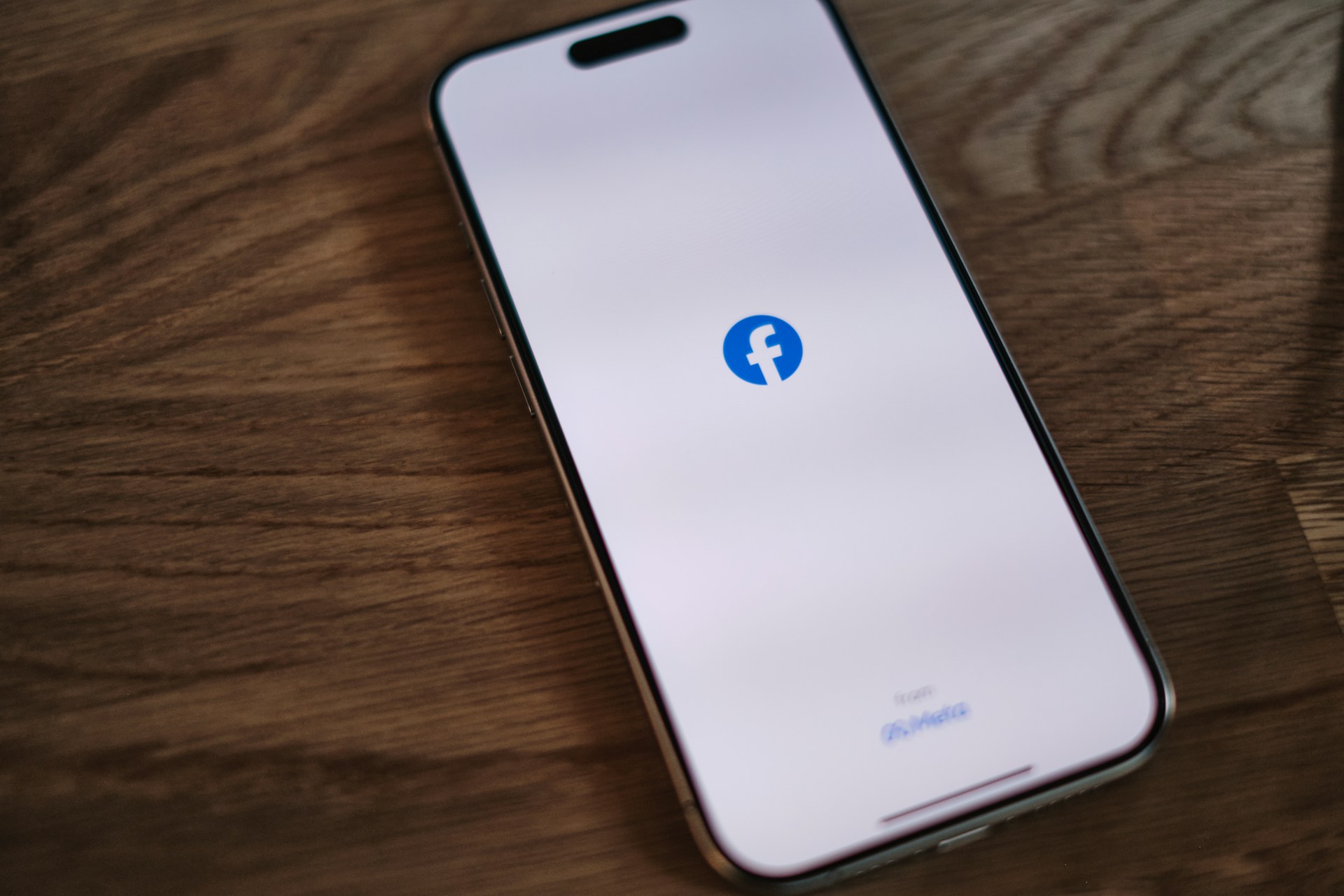Telefon z uruchomioną aplikacją Facebooka | Źródło: Unsplash