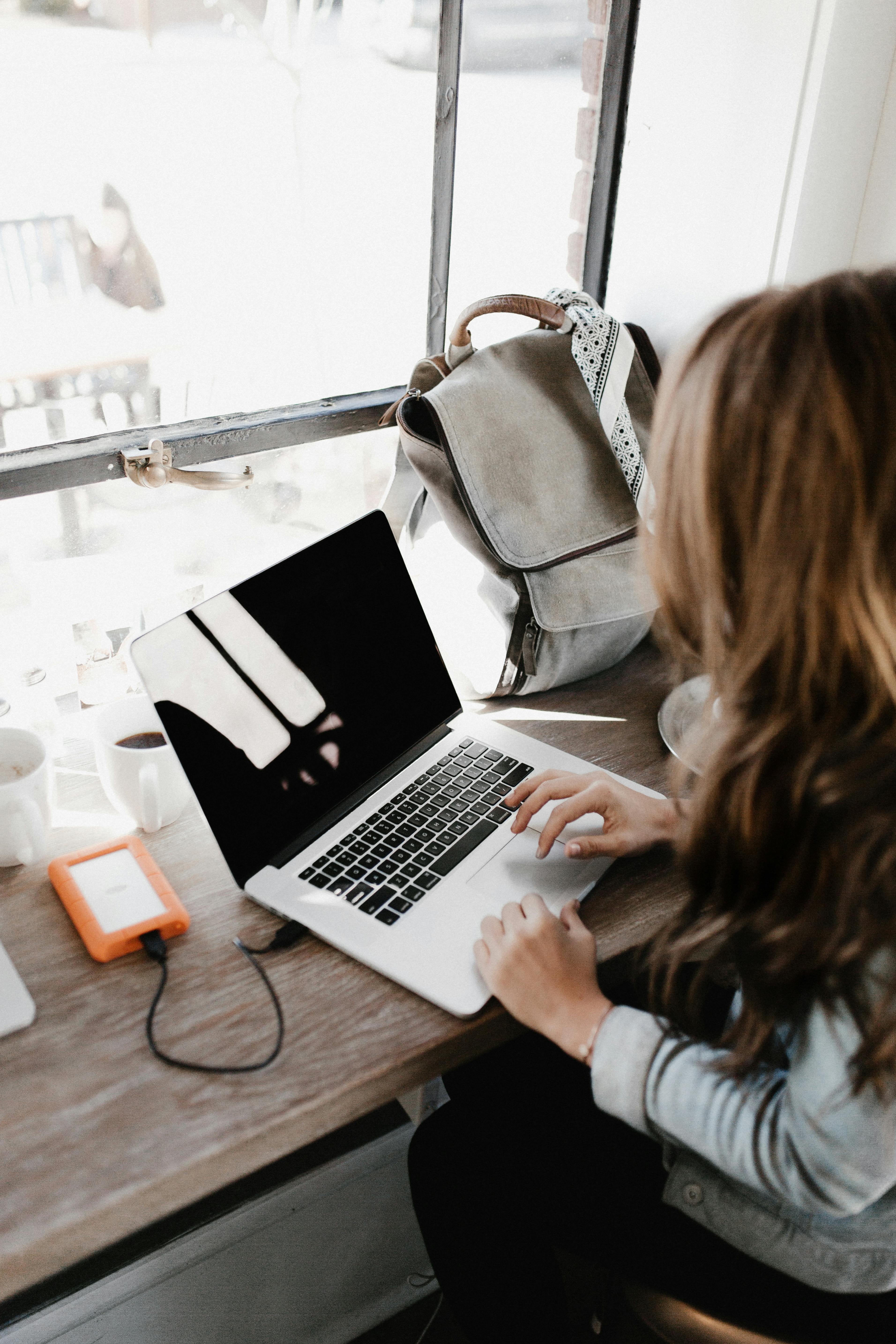 Kobieta zajęta pracą na laptopie | Źródło: Pexels