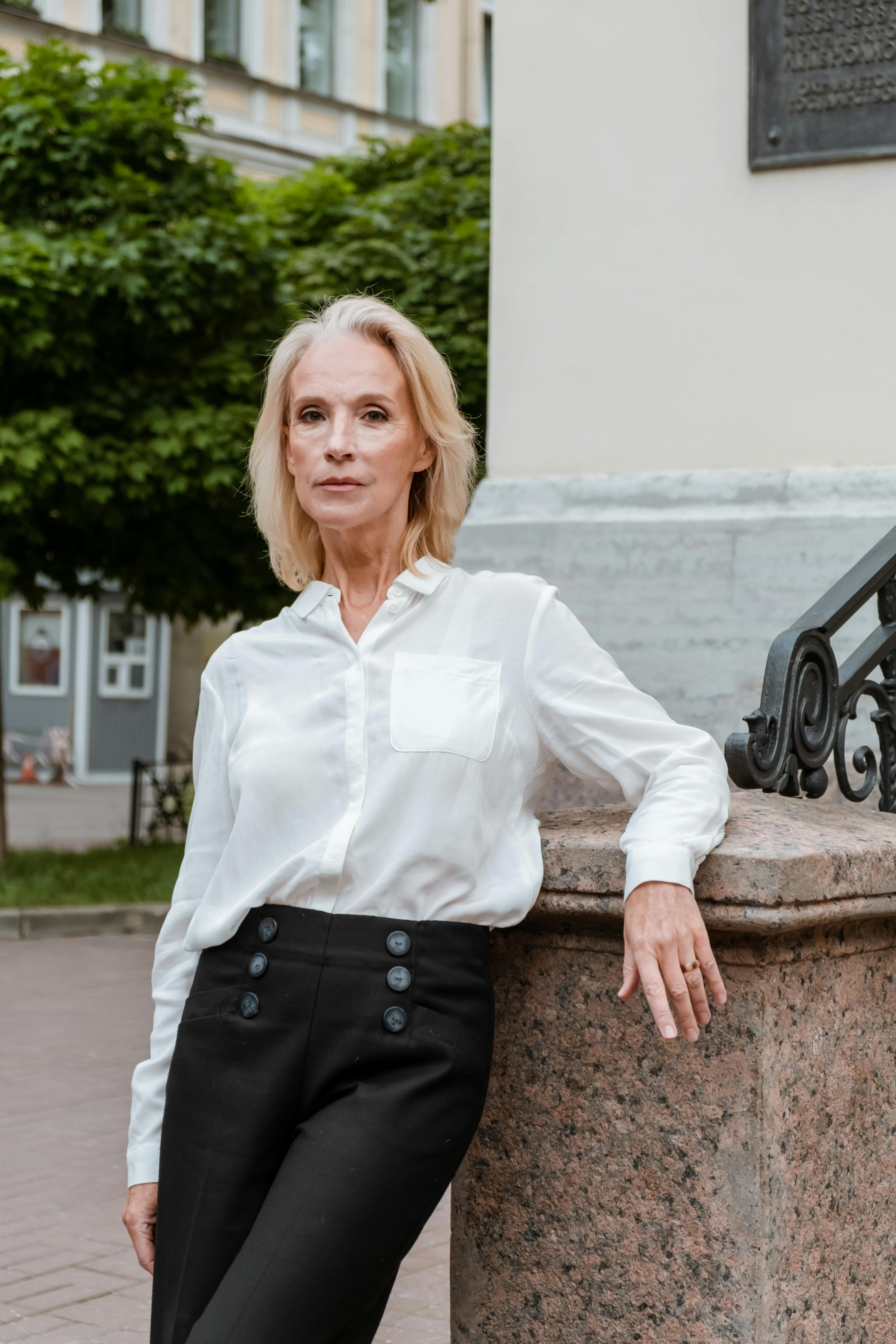 Klasyczne czarne spodnie mogą nadać elegancki wygląd zarówno na co dzień, jak i na bardziej oficjalne okazje. | Źródło: Pexels