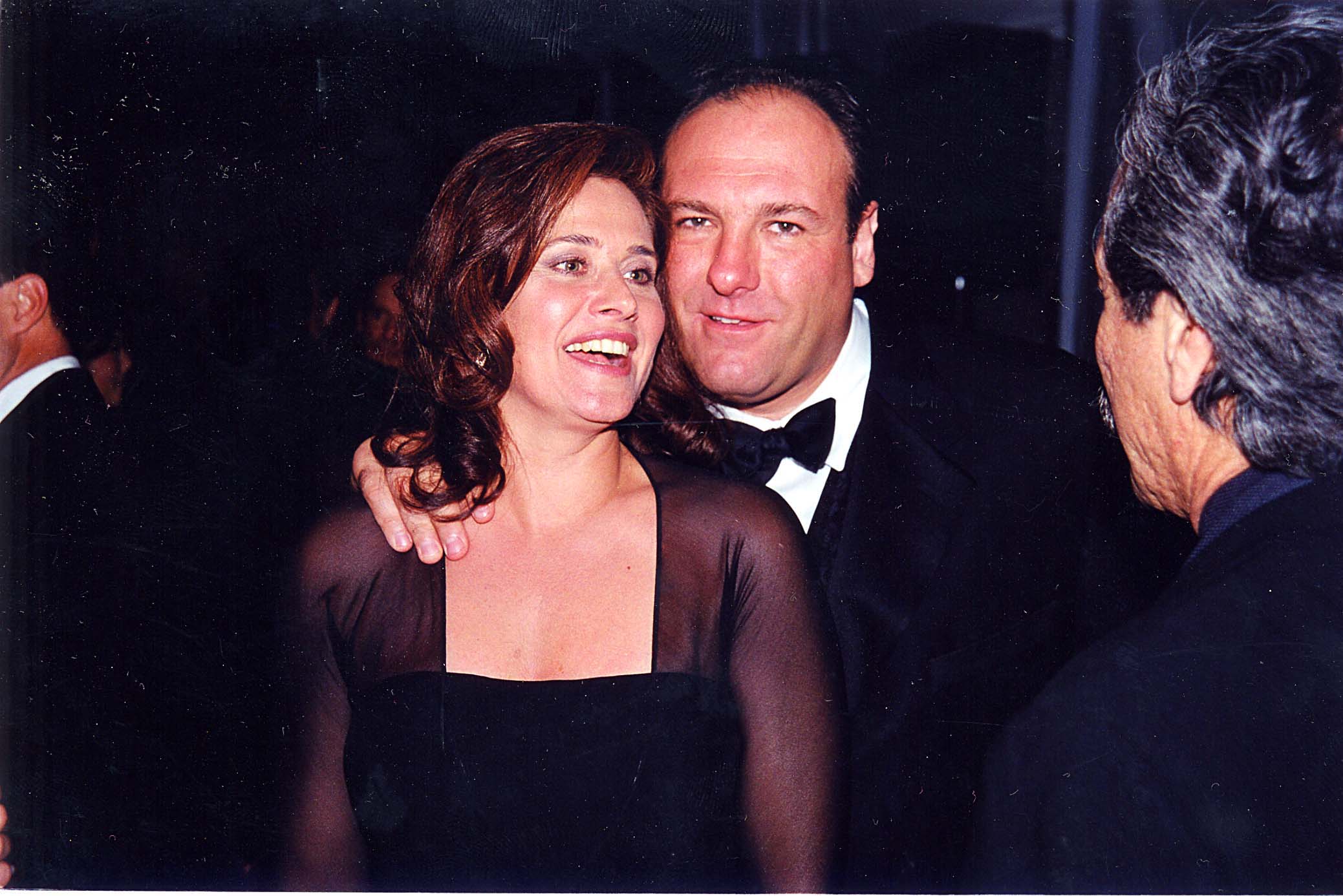 Lorraine Bracco i James Gandolfini wnieśli niezapomnianą energię do jednej z najważniejszych telewizyjnych imprez. Na tym zdjęciu widać ich podczas corocznej gali rozdania nagród Primetime Emmy, która odbyła się 9 września 1999 roku w Shrine Auditorium w Los Angeles w Kalifornii. | Źródło: Getty Images