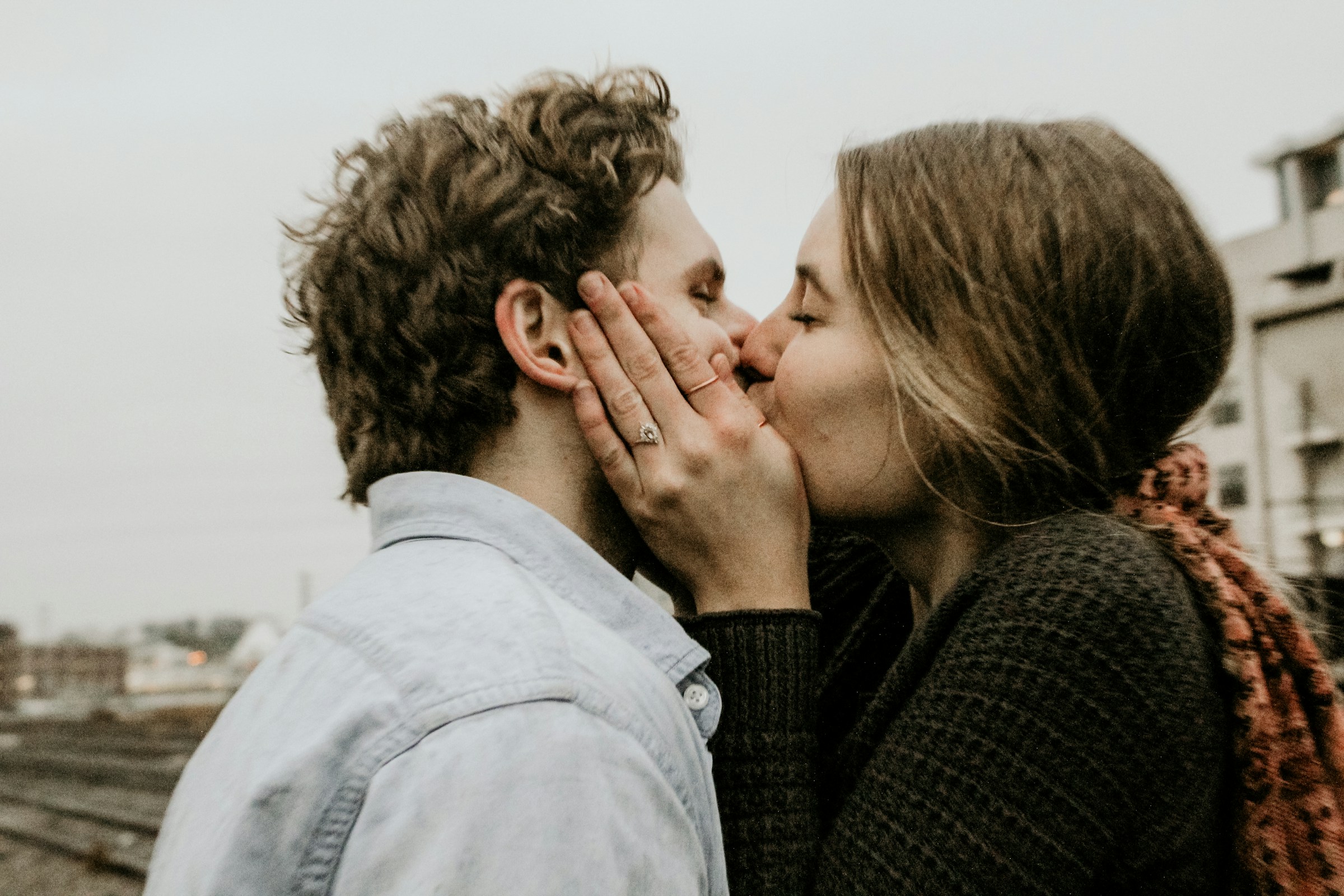 Całująca się para | Źródło: Unsplash