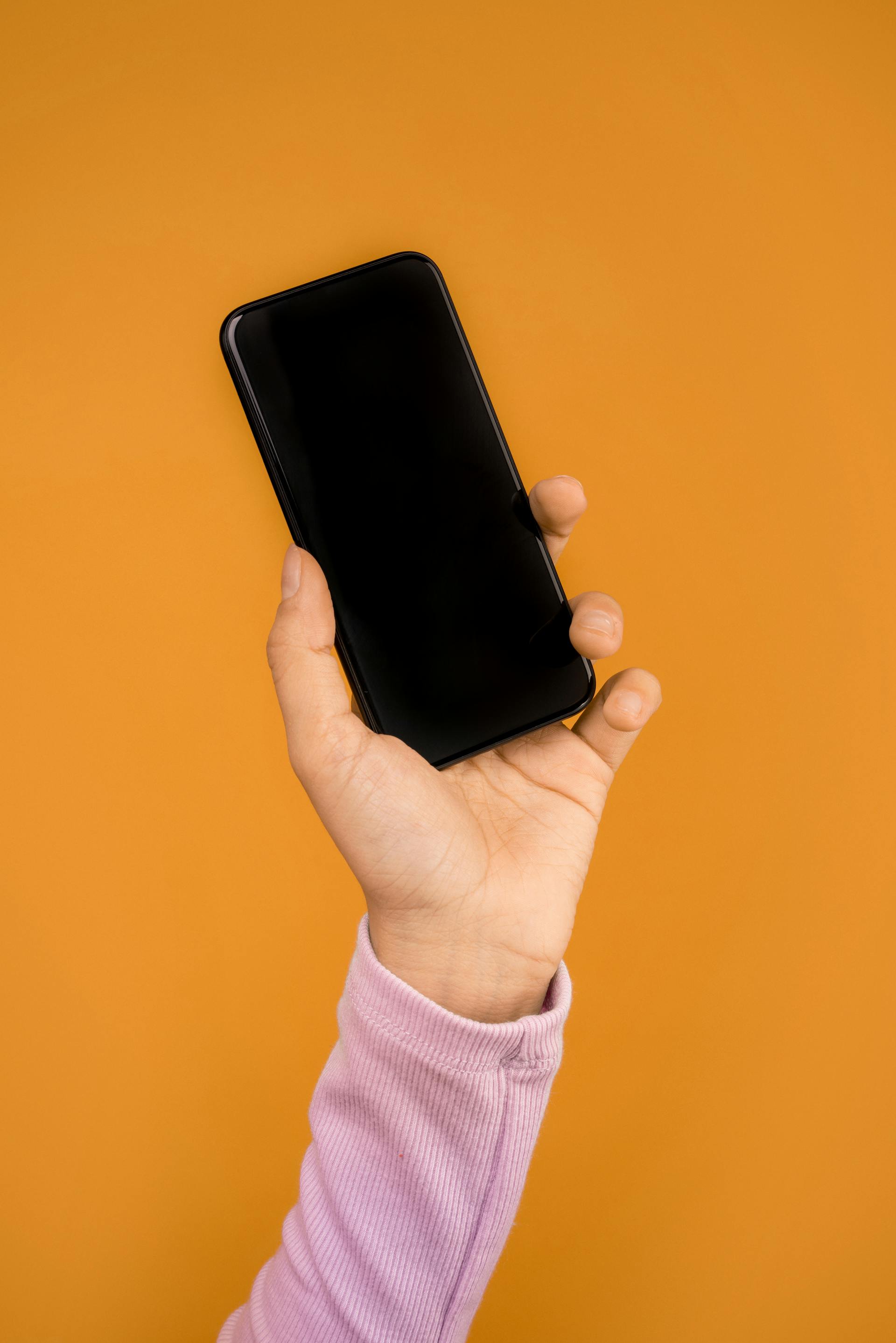 Kobieta trzymająca telefon | Źródło: Pexels