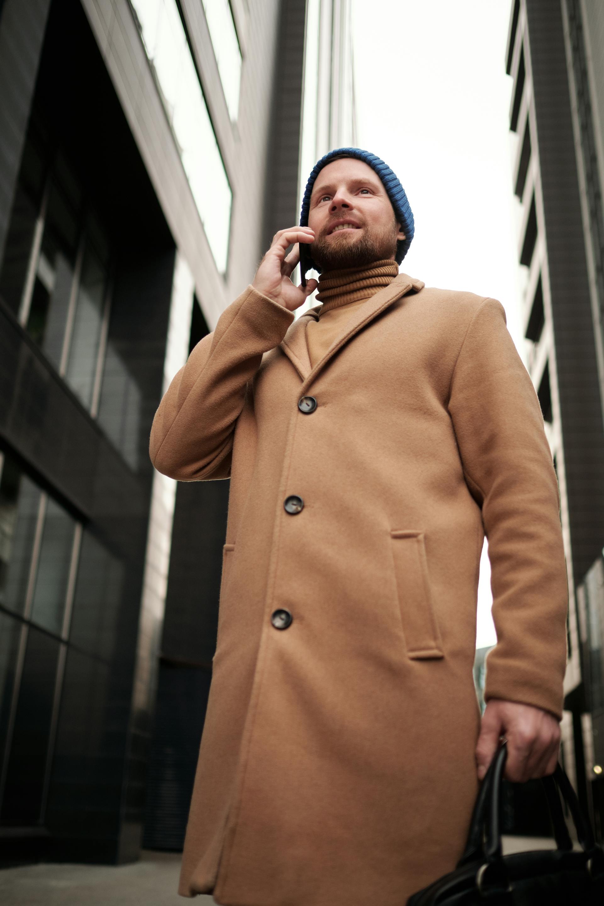 Facet rozmawiający przez telefon | Źródło: Pexels