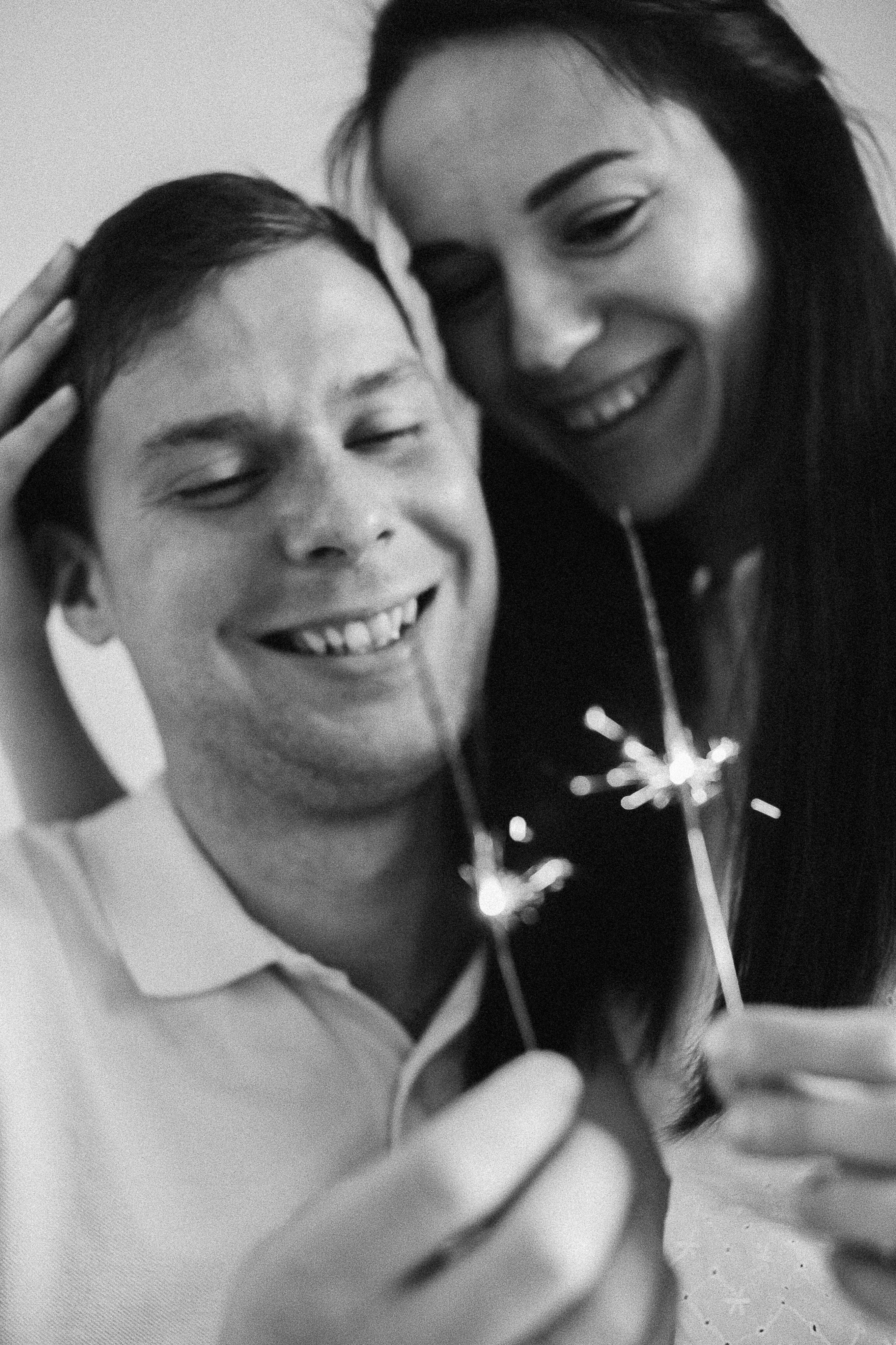 Para trzymająca zimne ognie | Źródło: Pexels