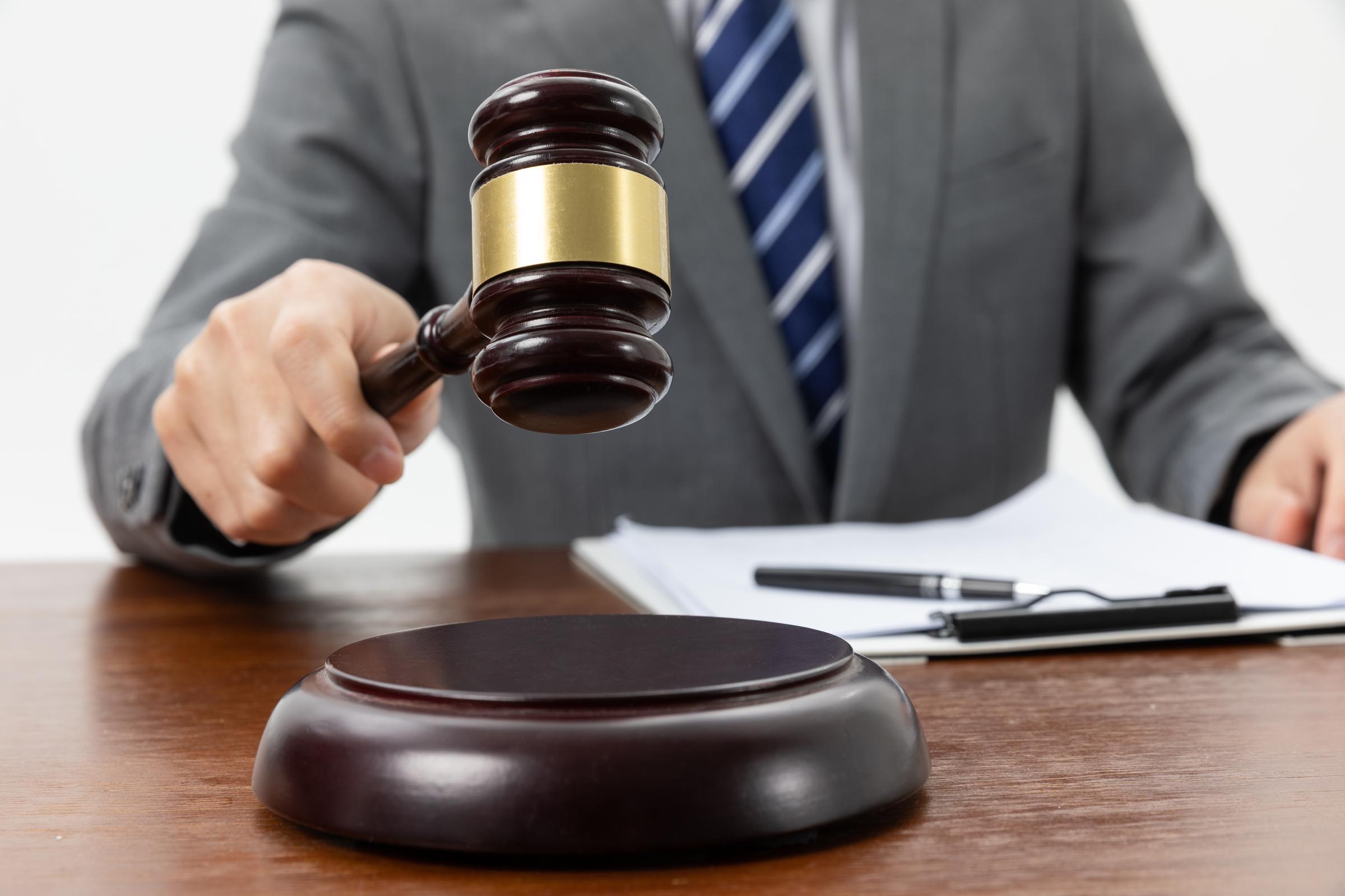 Sędzia w sądzie ogłaszający wyrok | Źródło: Freepik