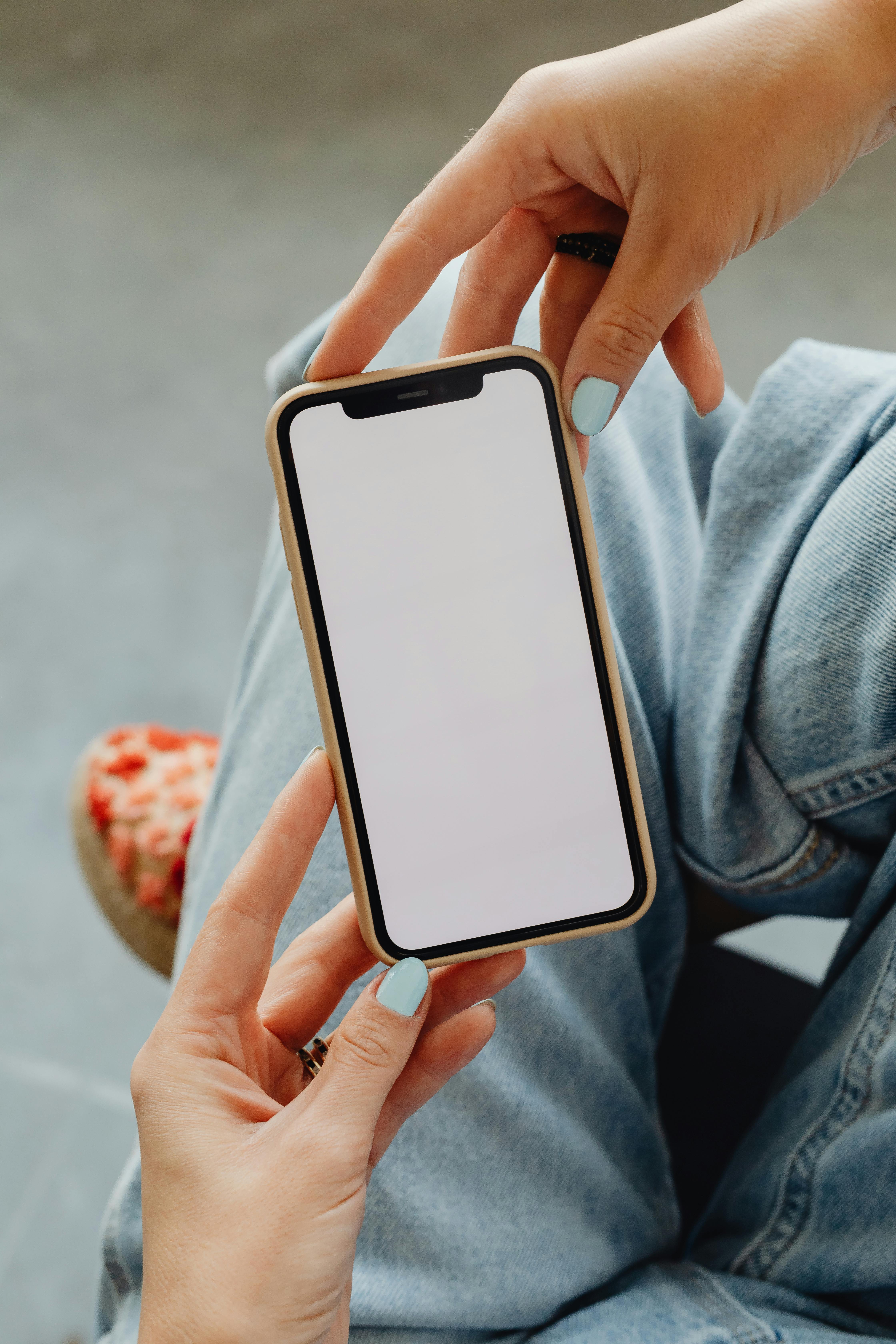 Kobieta trzyma smartfon w rękach | Źródło: Pexels
