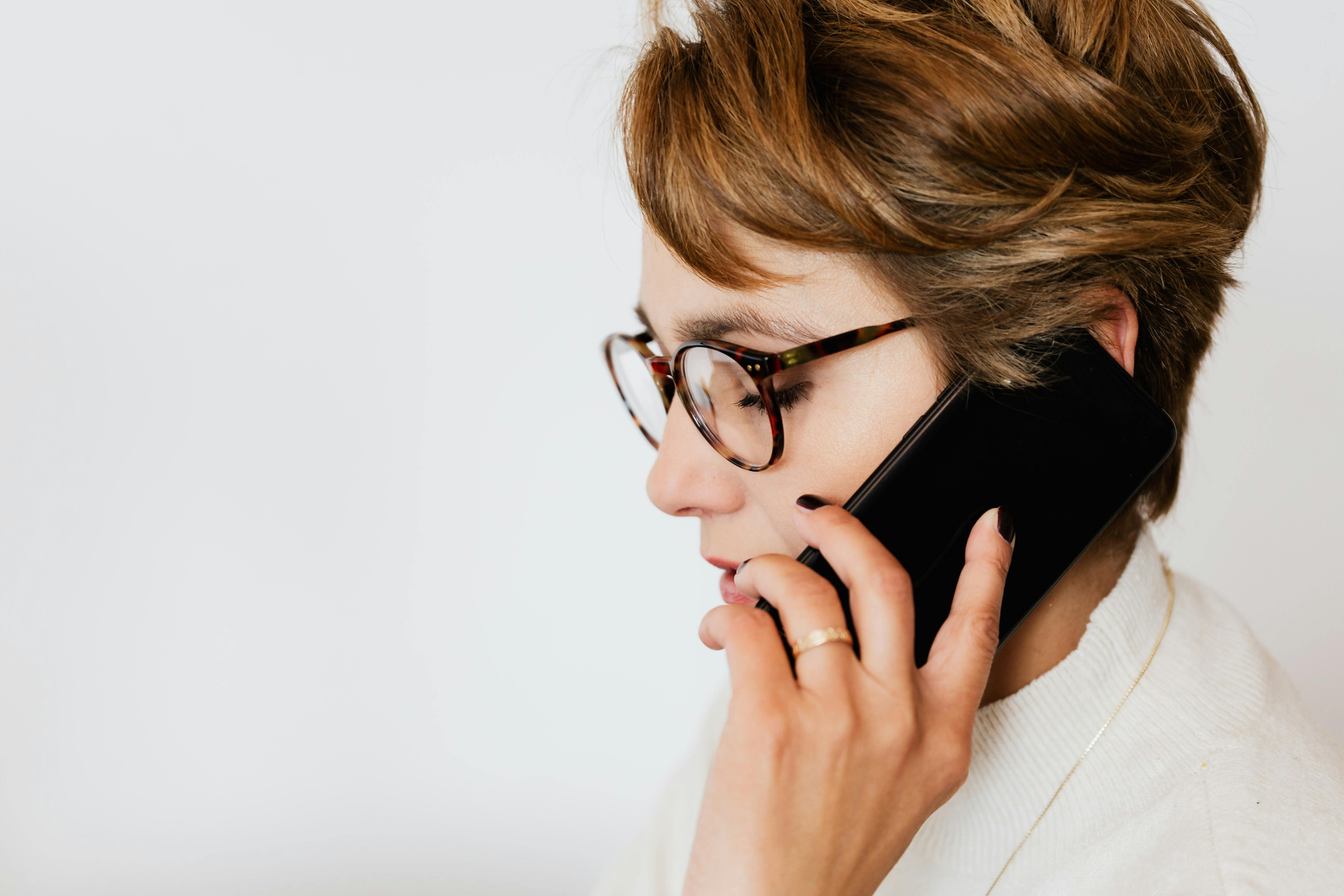 Kobieta na rozmowie telefonicznej | Źródło: Pexels