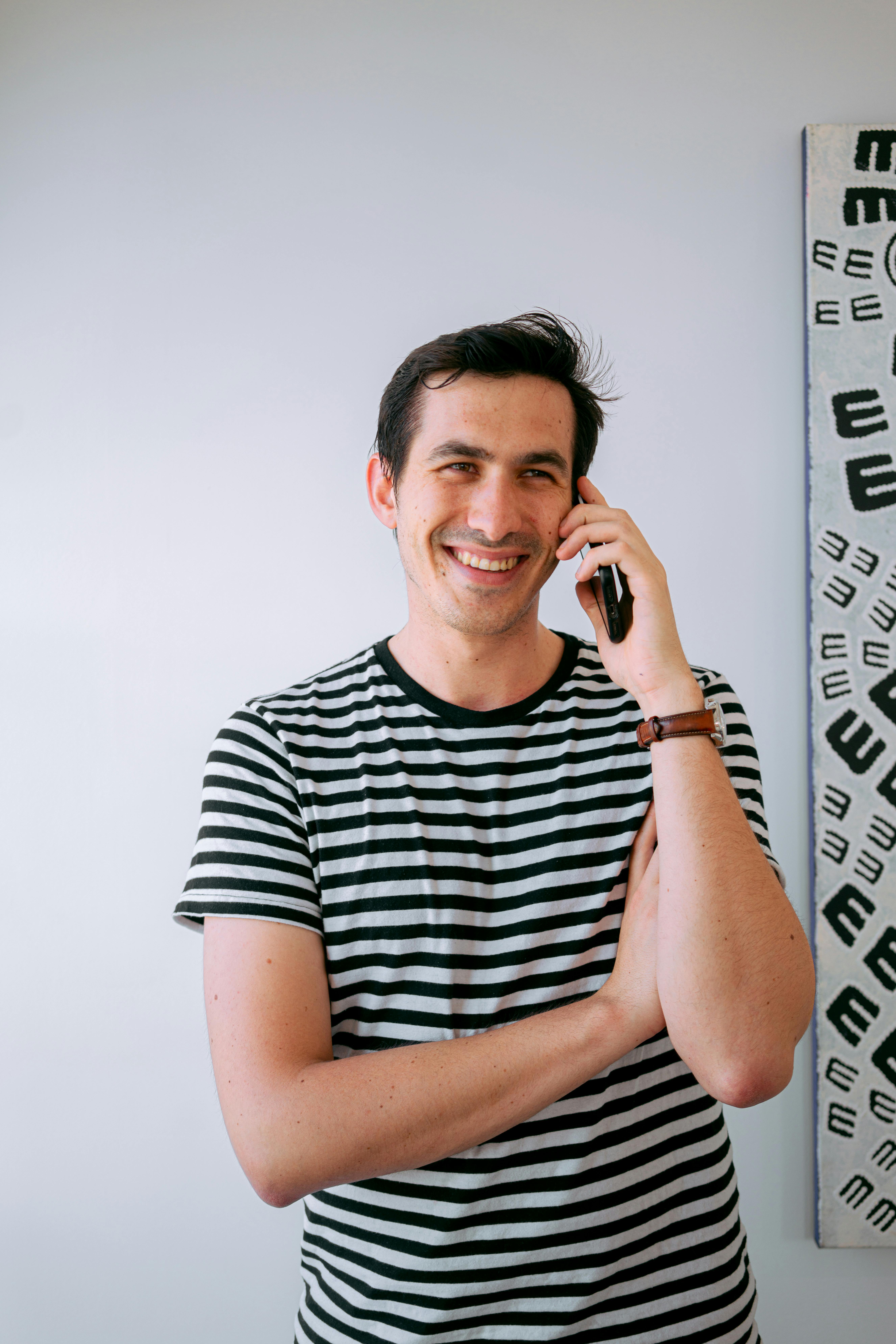 Szczęśliwy facet rozmawia przez telefon | Źródło: Pexels