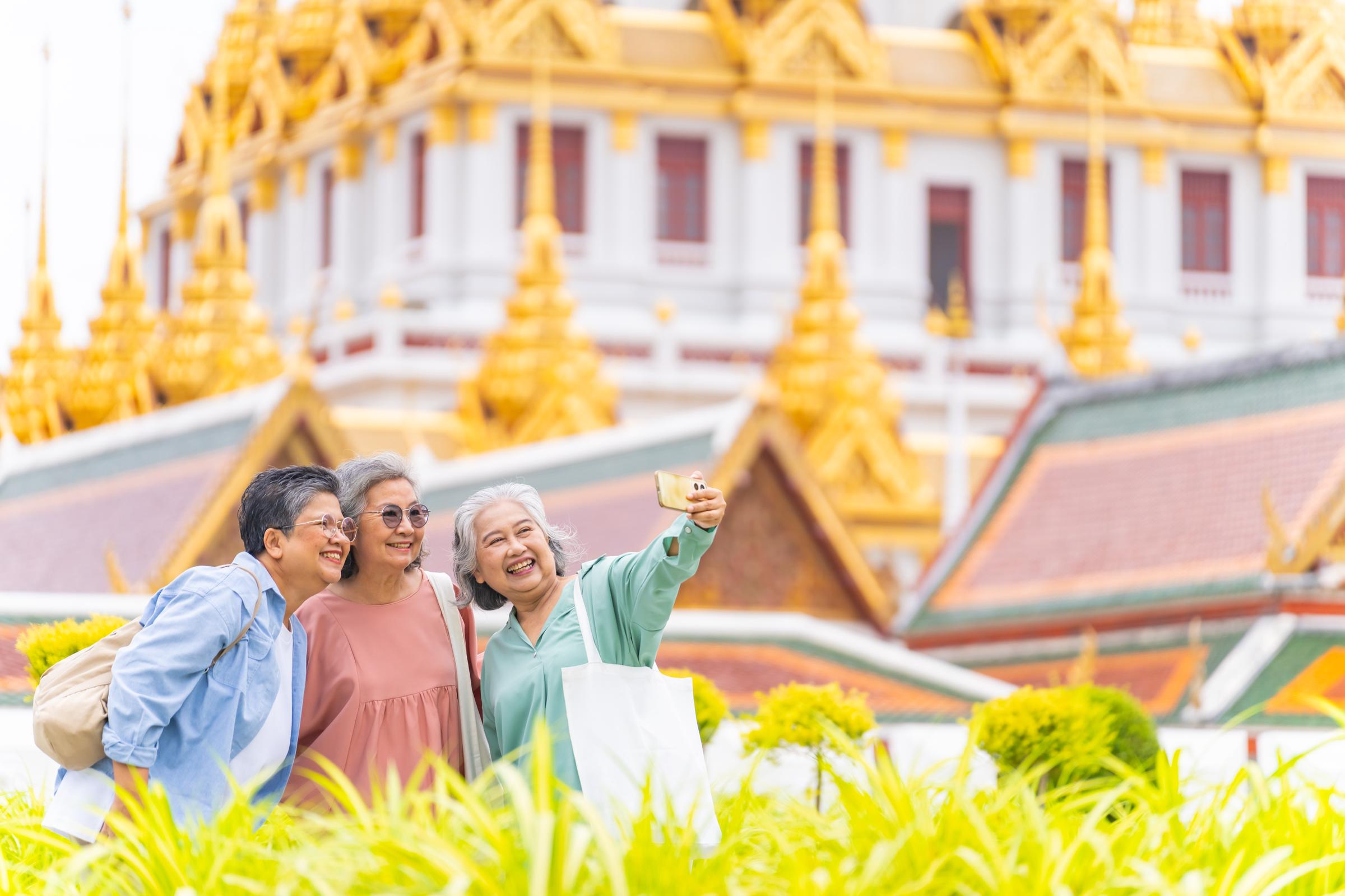 Trzy kobiety podróżujące razem | Źródło: Shutterstock