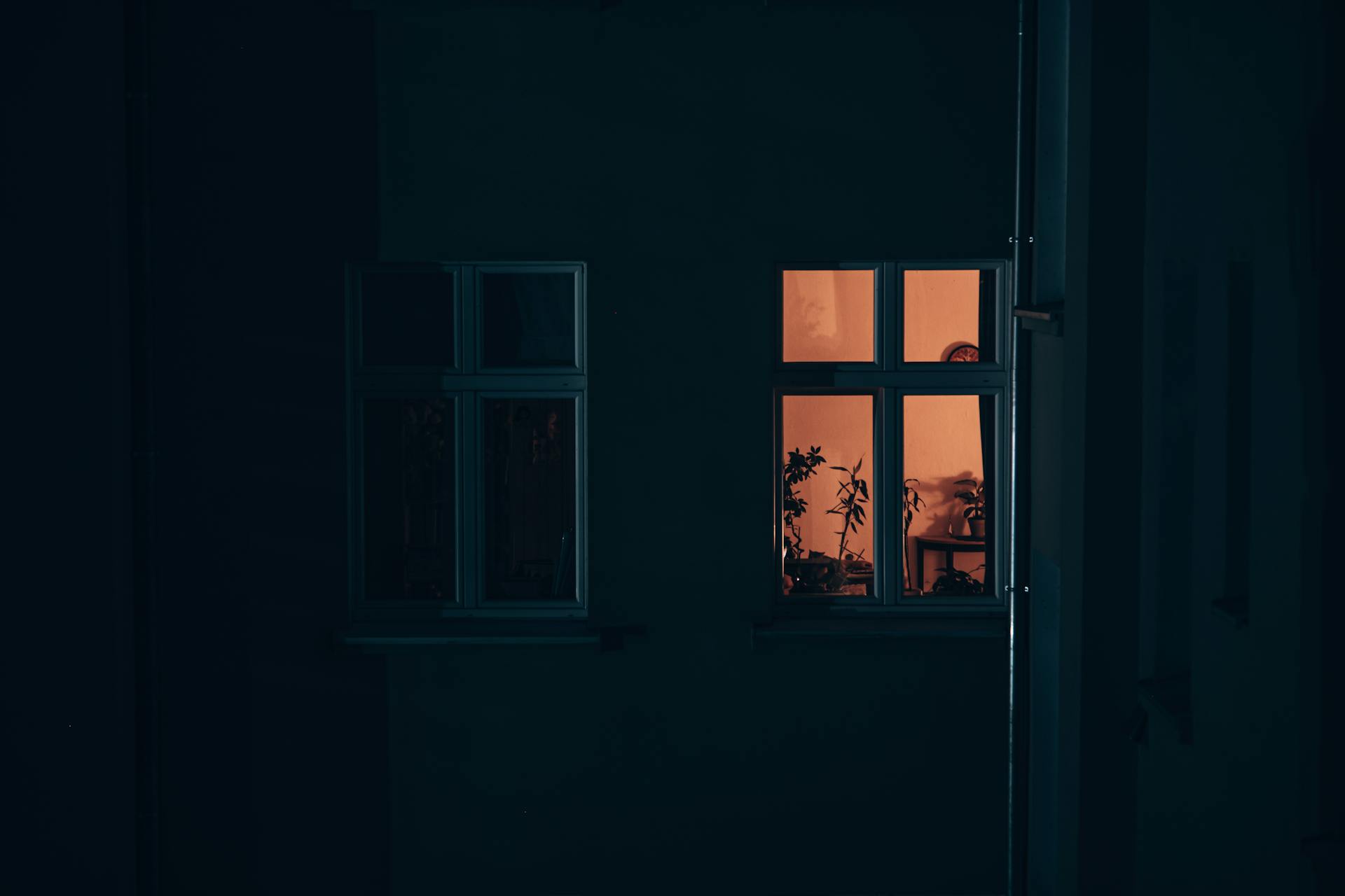 Okno nocą | Źródło: Pexels