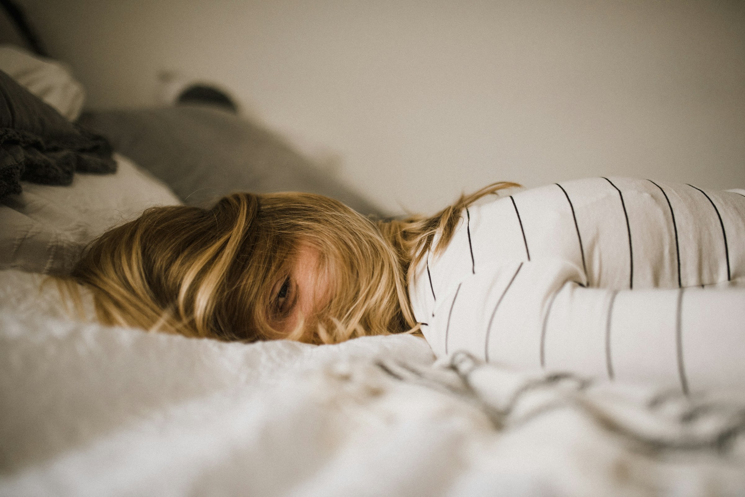 Kobieta leżąca na łóżku | Źródło: Unsplash