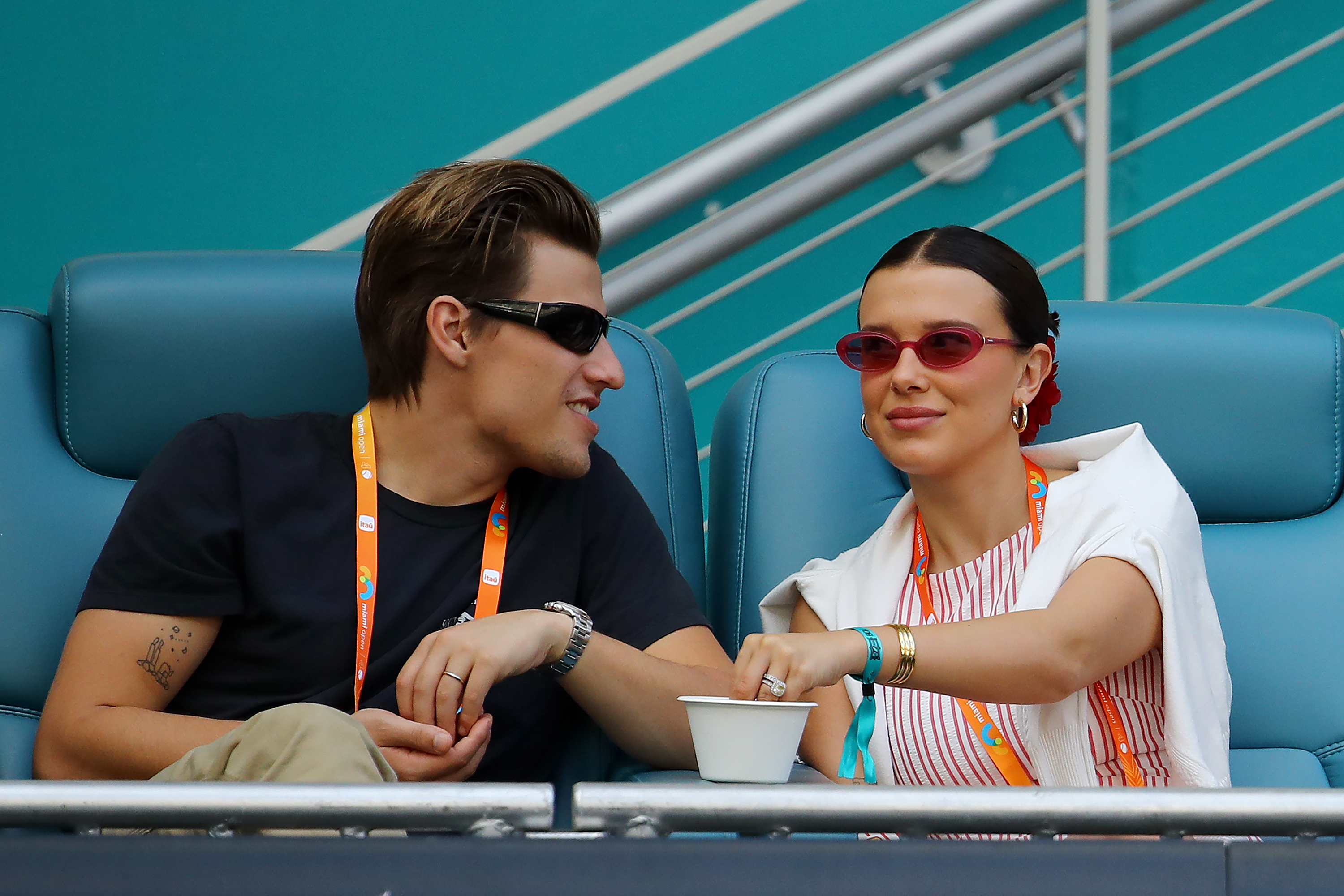 Millie Bobby Brown i Jake Bongiovi pojawili się na turnieju Miami Open w Miami Gardens na Florydzie 27 marca 2025 roku. W ostatnich wywiadach Brown opowiedziała kilka zabawnych historii o wspólnych podróżach i życiu tej pary. | Źródło: Getty Images