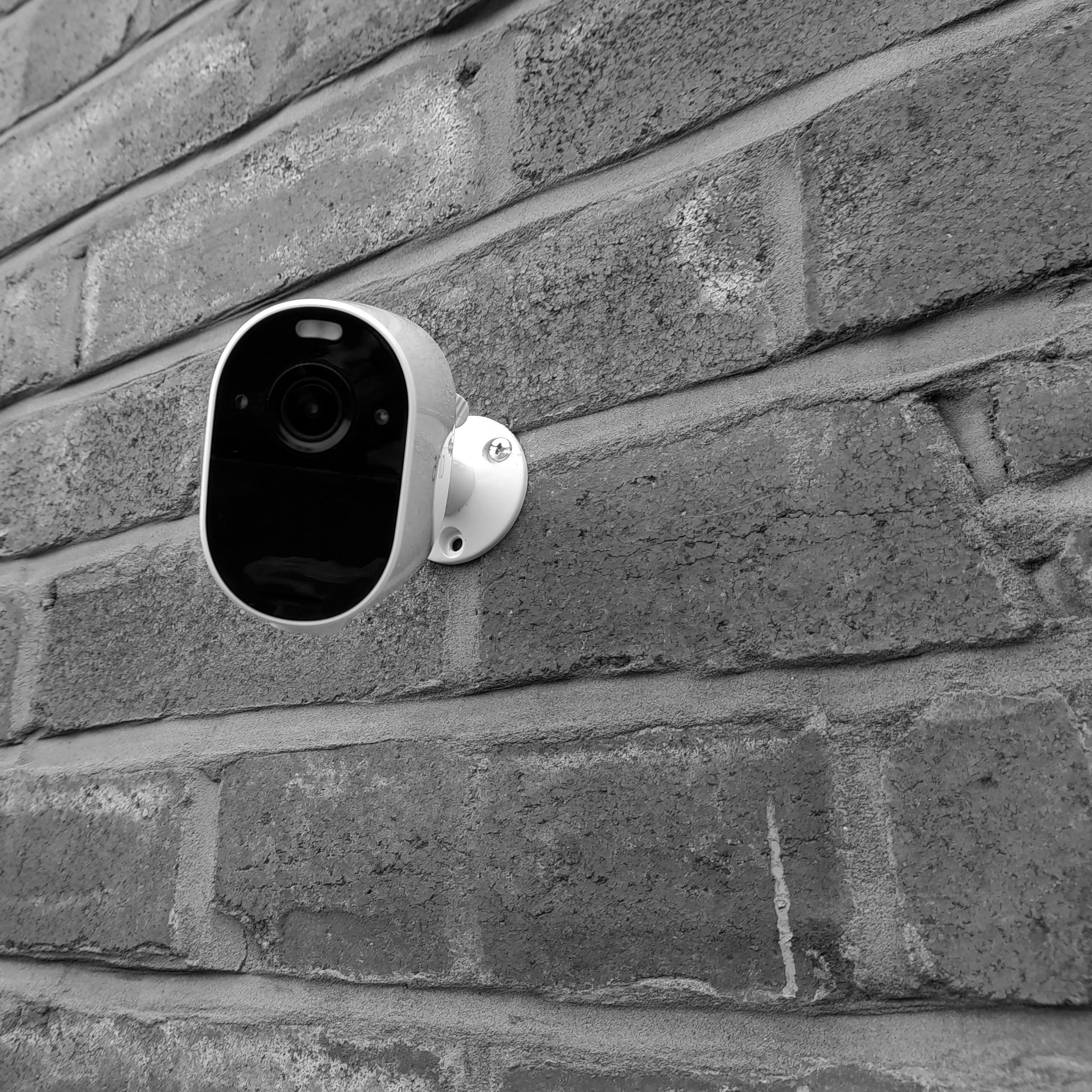 Kamera monitorująca zamontowana na ścianie | Źródło: Pexels