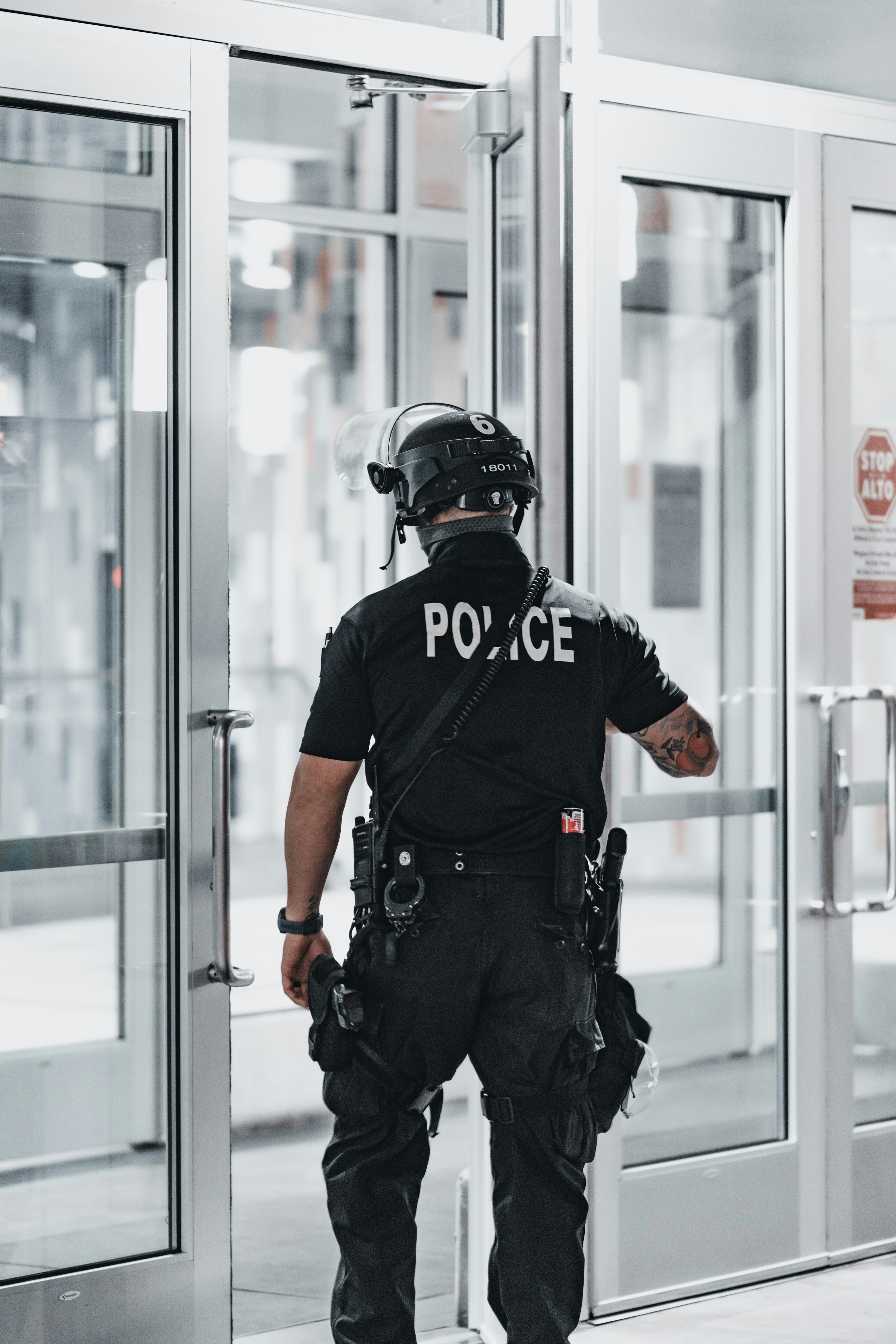 Wchodzi policjant | Źródło: Pexels