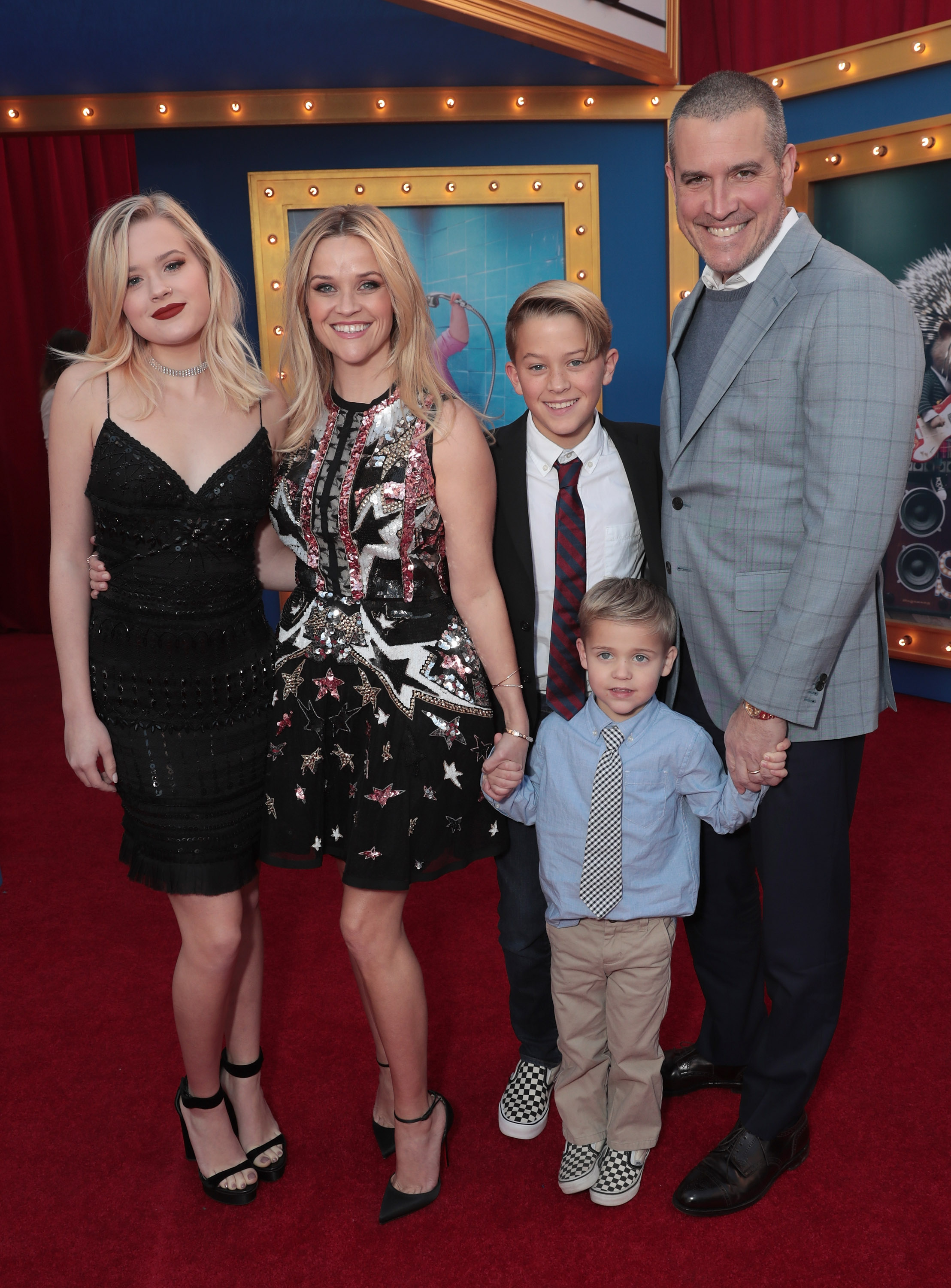 Ava Phillippe, Reese Witherspoon, Deacon Phillippe, Tennessee James Toth i Jim Toth uśmiechają się razem podczas premiery filmu wytwórni Universal Pictures