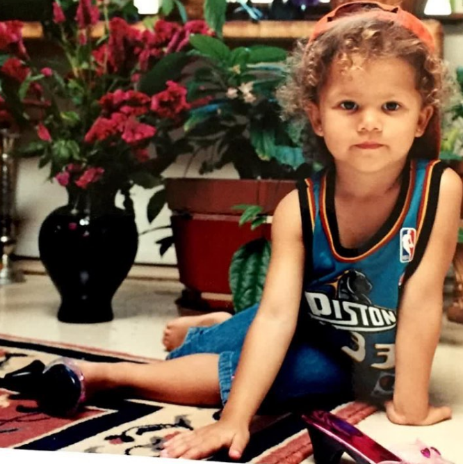 Jej tata marzył kiedyś, żeby została pierwszą kobietą grającą w NBA. Na tym zdjęciu pozowała w koszulce do koszykówki – to retro ujęcie opublikowano 12 sierpnia 2016 roku. | Źródło: Instagram/zendaya