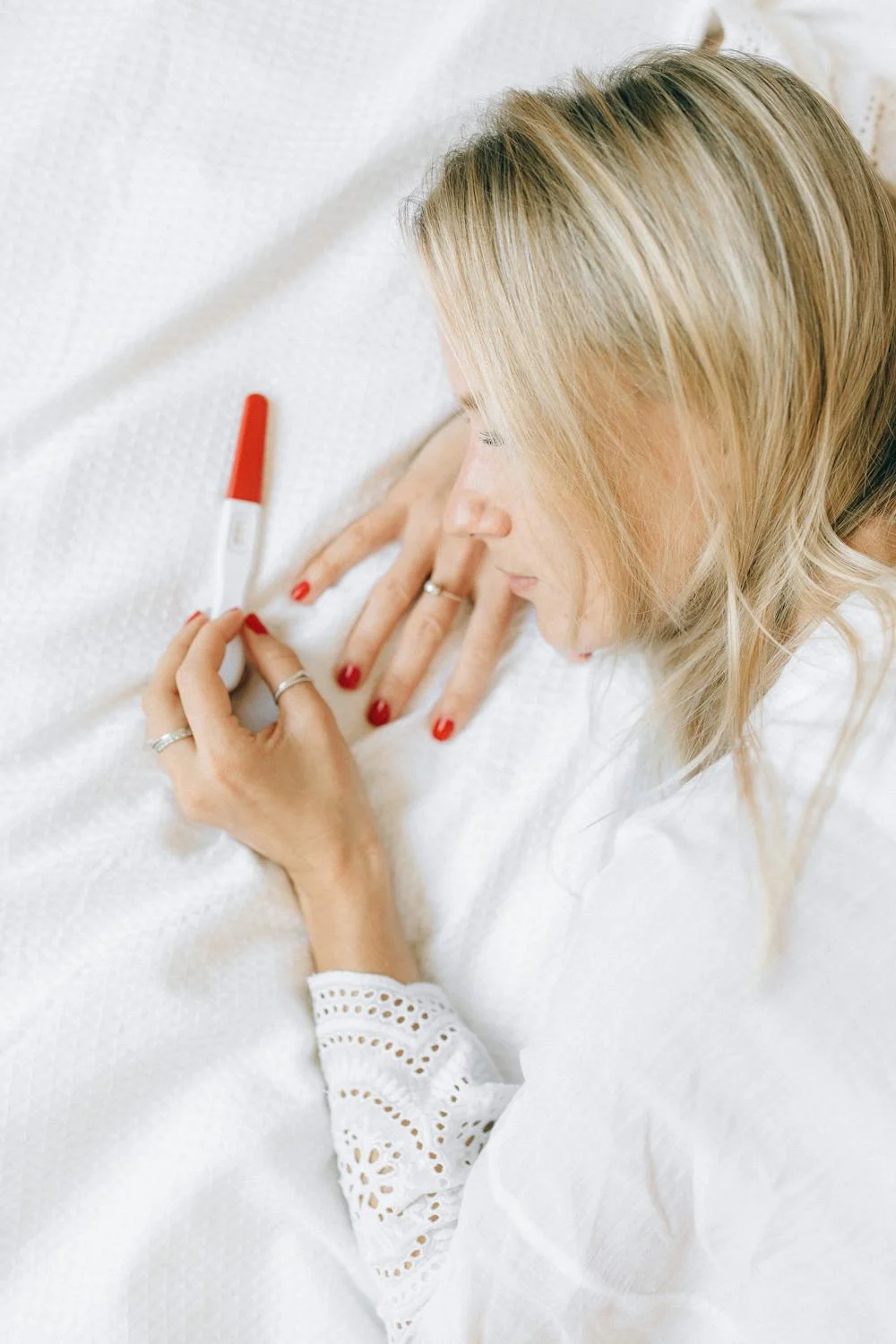 Kobieta z testem ciążowym | Źródło: Pexels