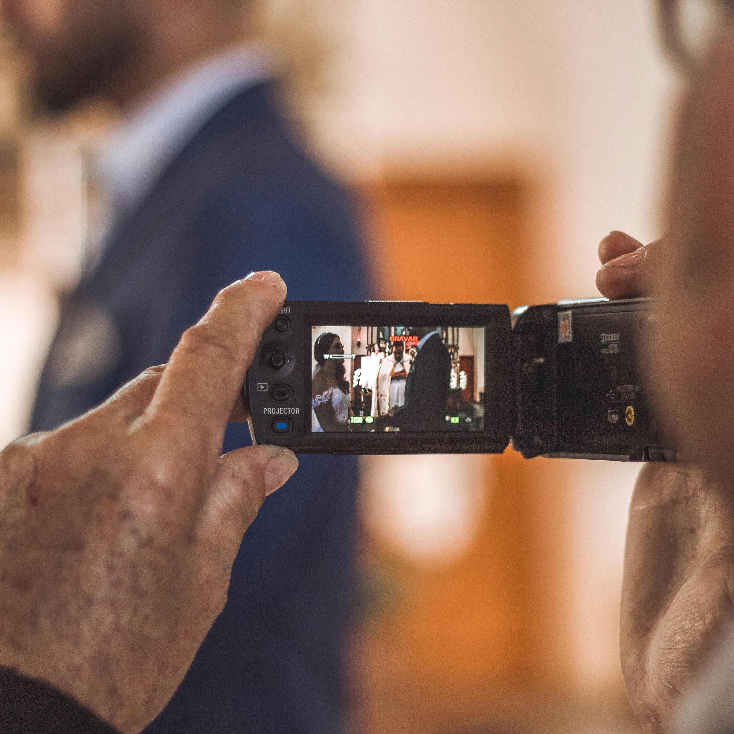 Facet nagrywający ceremonię ślubną | Źródło: Pexels