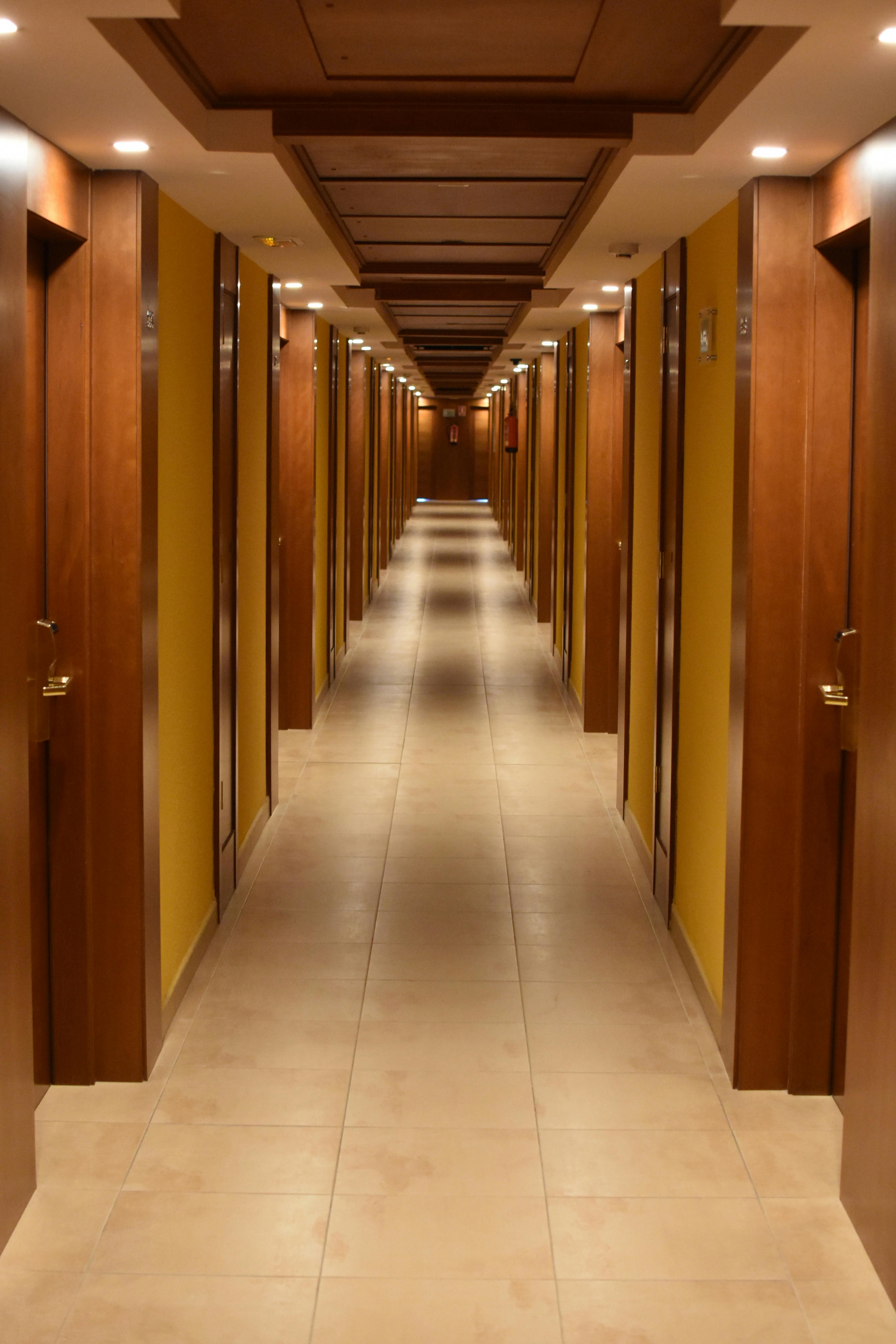 Korytarz hotelowy | Źródło: Pexels
