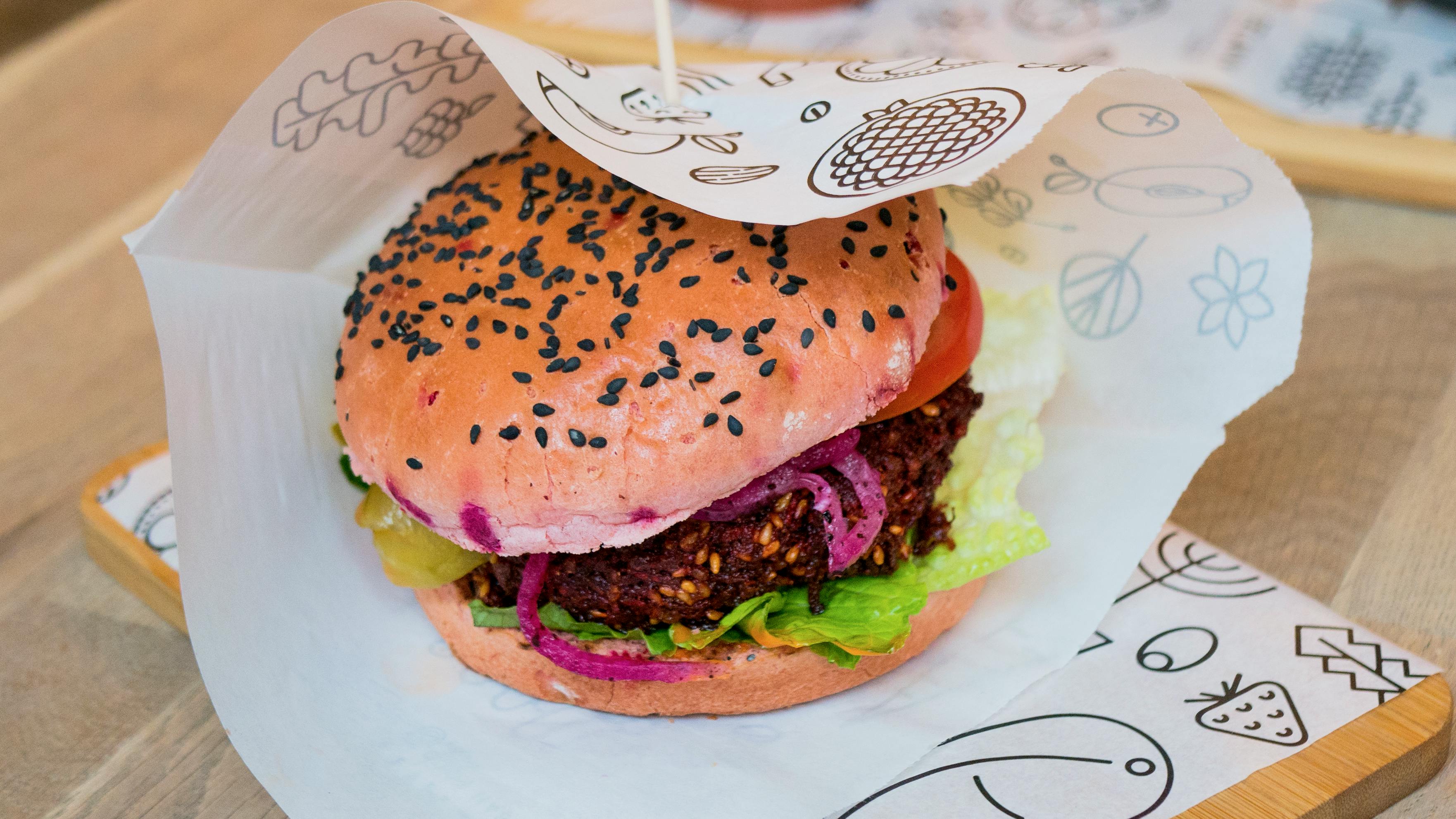 Roślinny burger | Źródło: Pexels