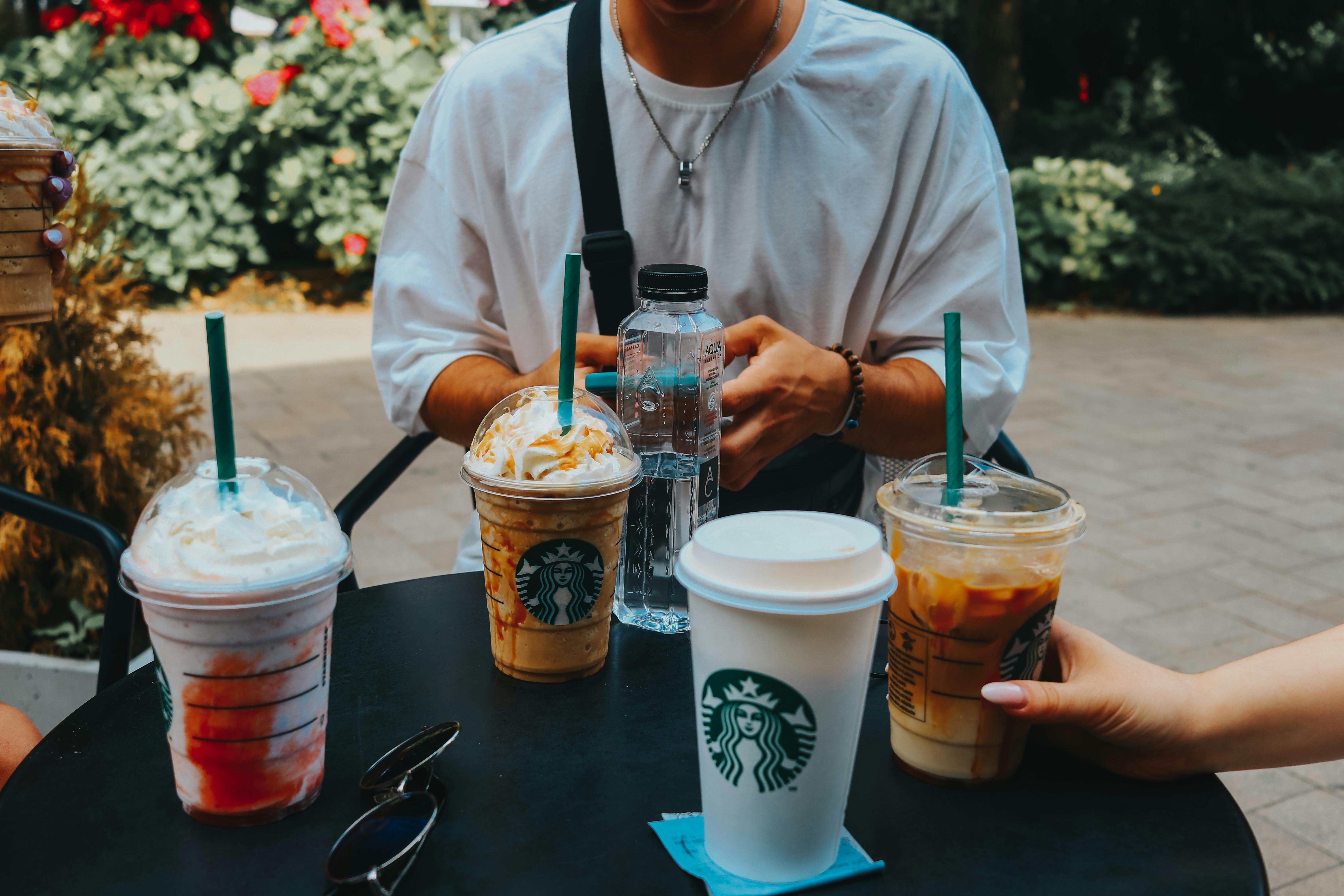 Stół zastawiony napojami ze Starbucks | Źródło: Pexels