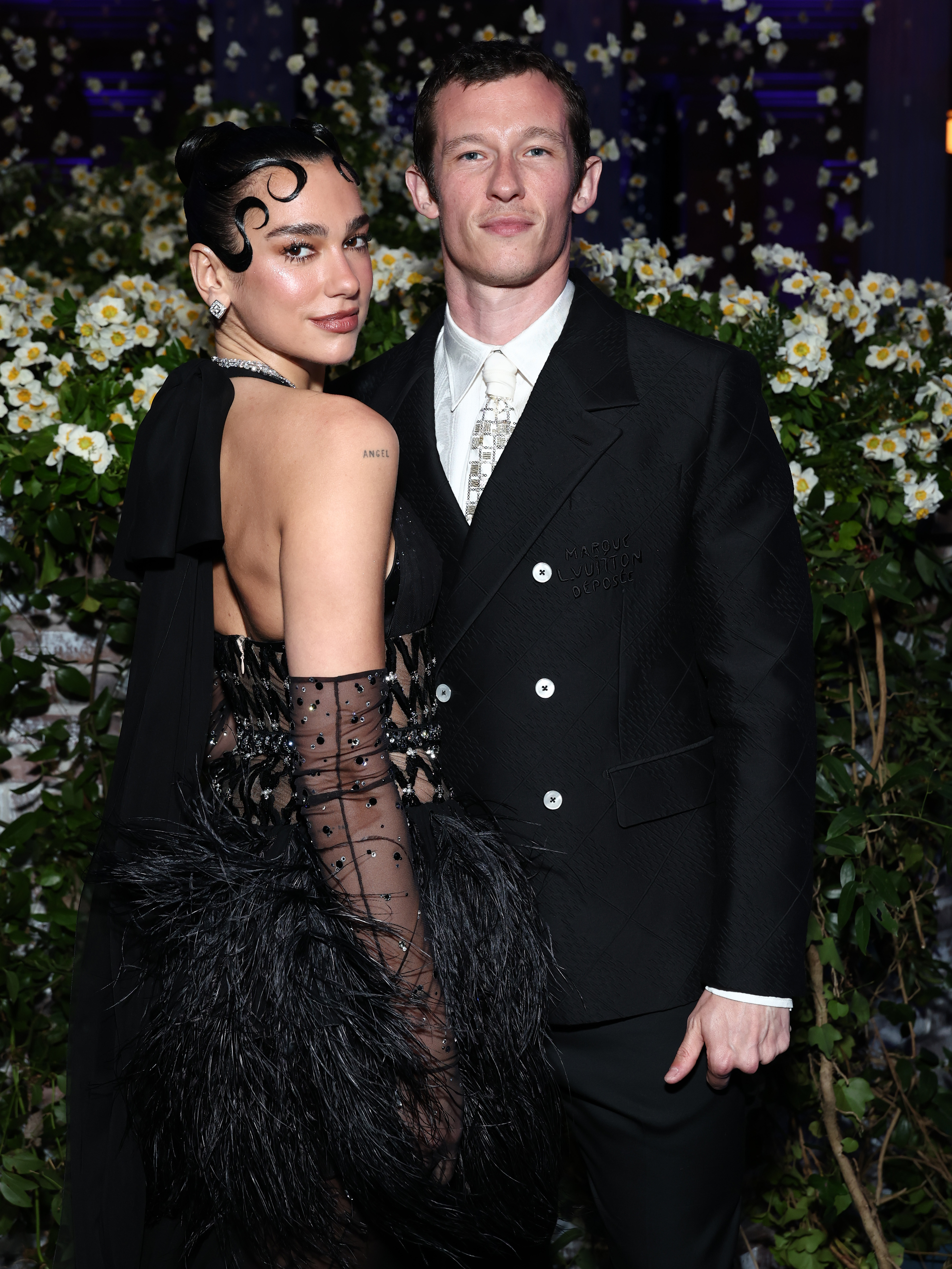 Dua Lipa i Callum Turner biorą udział w gali Met Gala 2025 z okazji