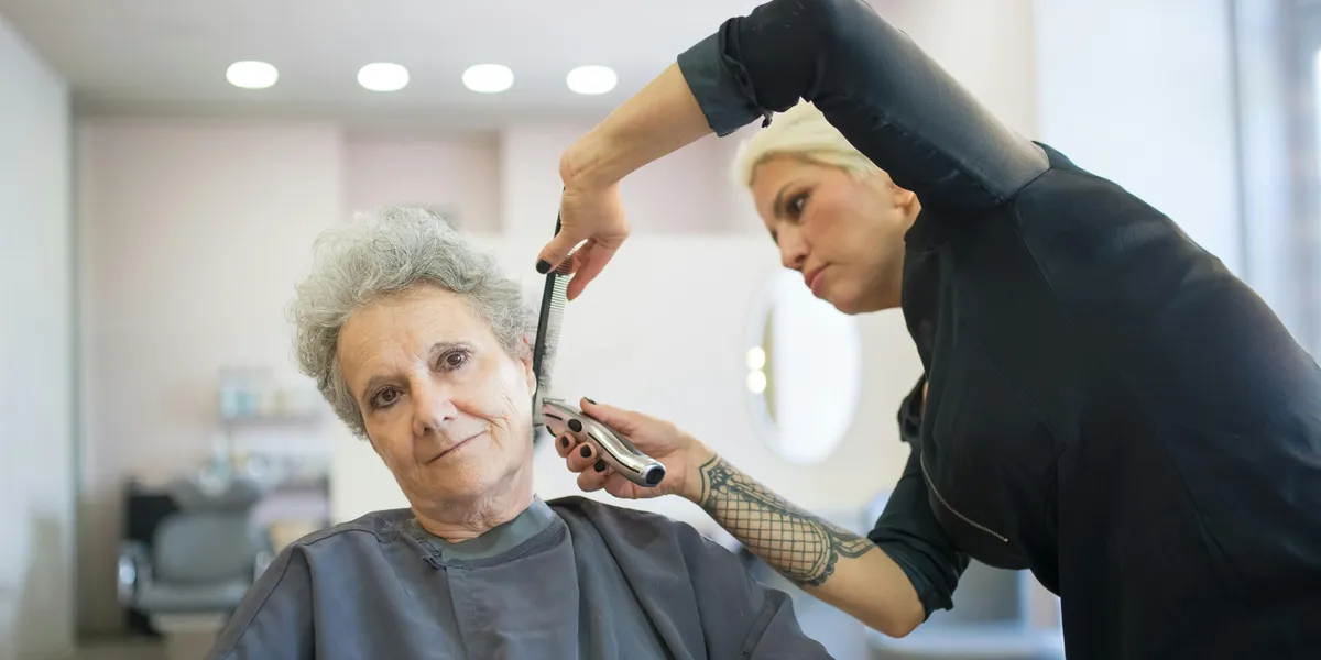 Kobieta strzygąca się | Źródło: Pexels