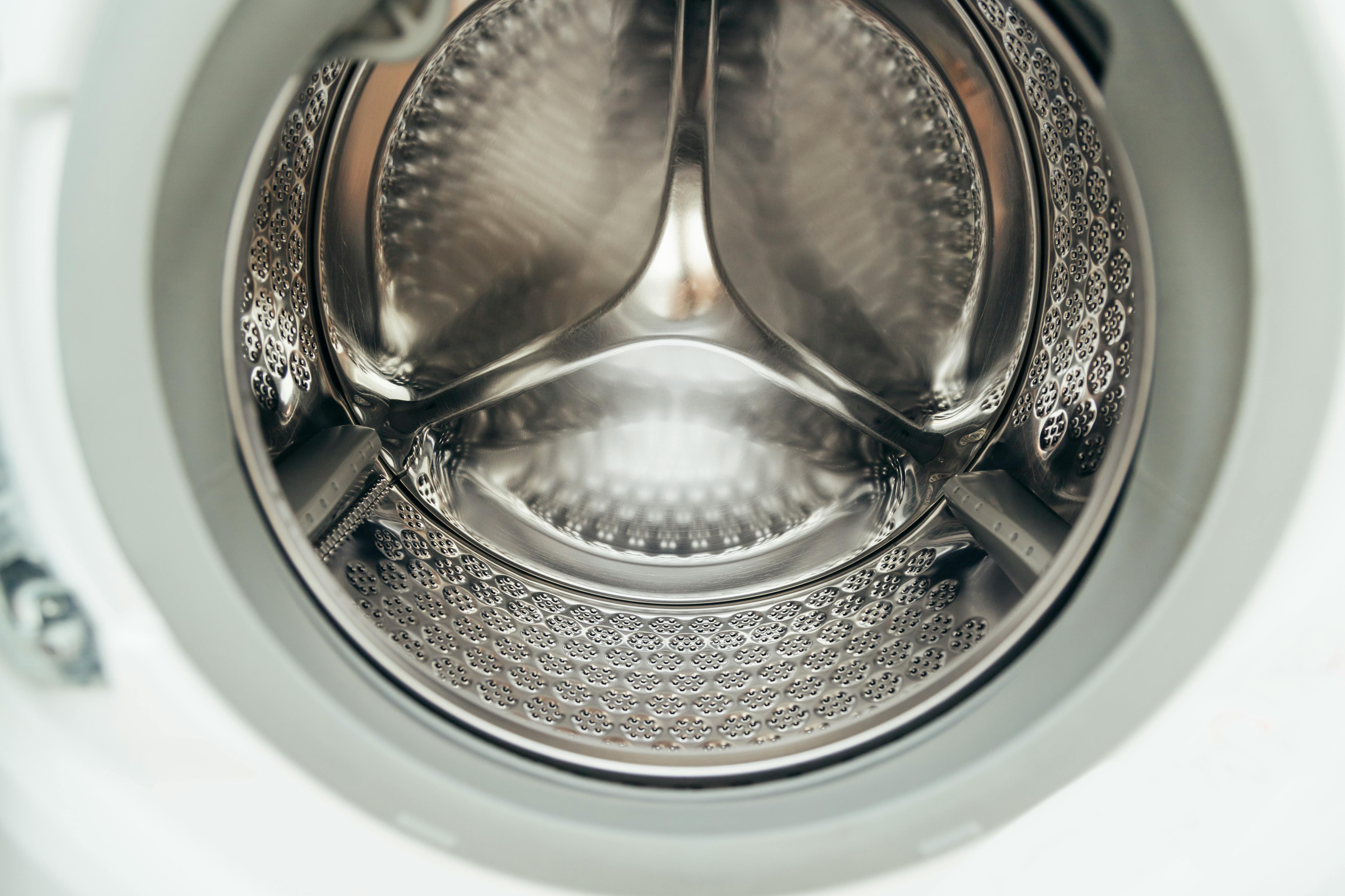 Wnętrze pustej pralki. | Źródło: Pexels
